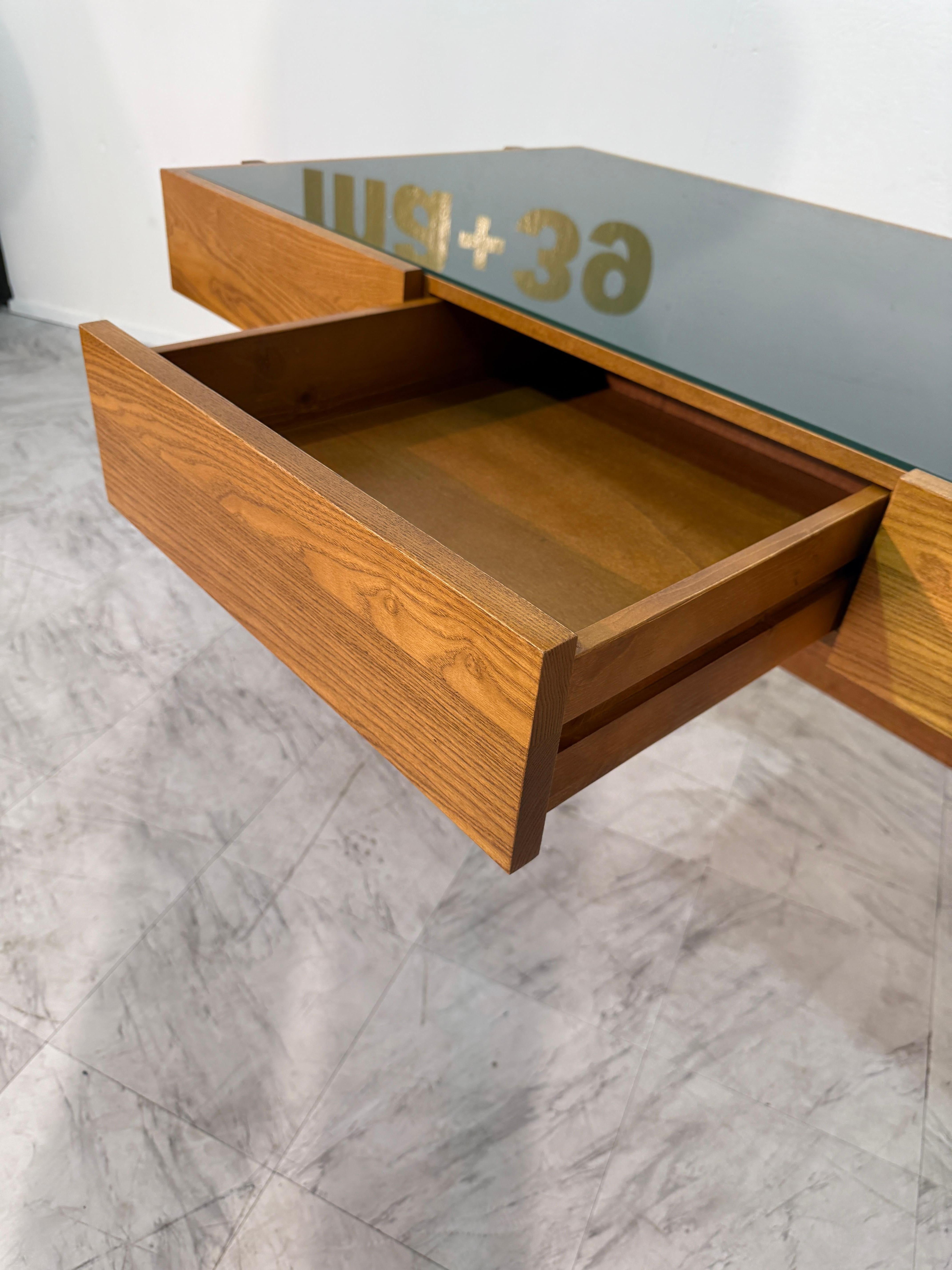 Escritorio italiano con tapa de cristal verde oscuro. en venta 3