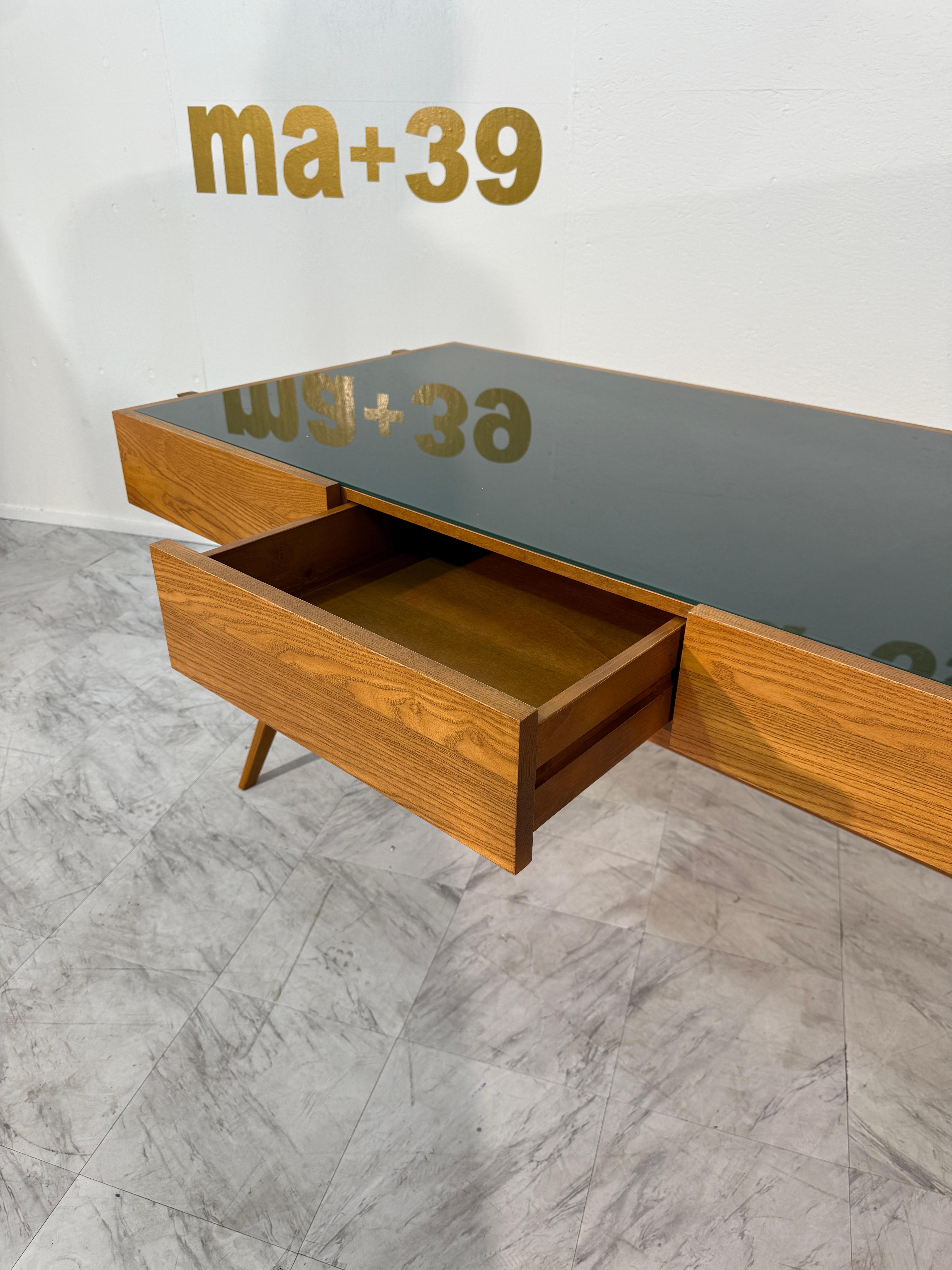Escritorio italiano con tapa de cristal verde oscuro. Moderno en venta