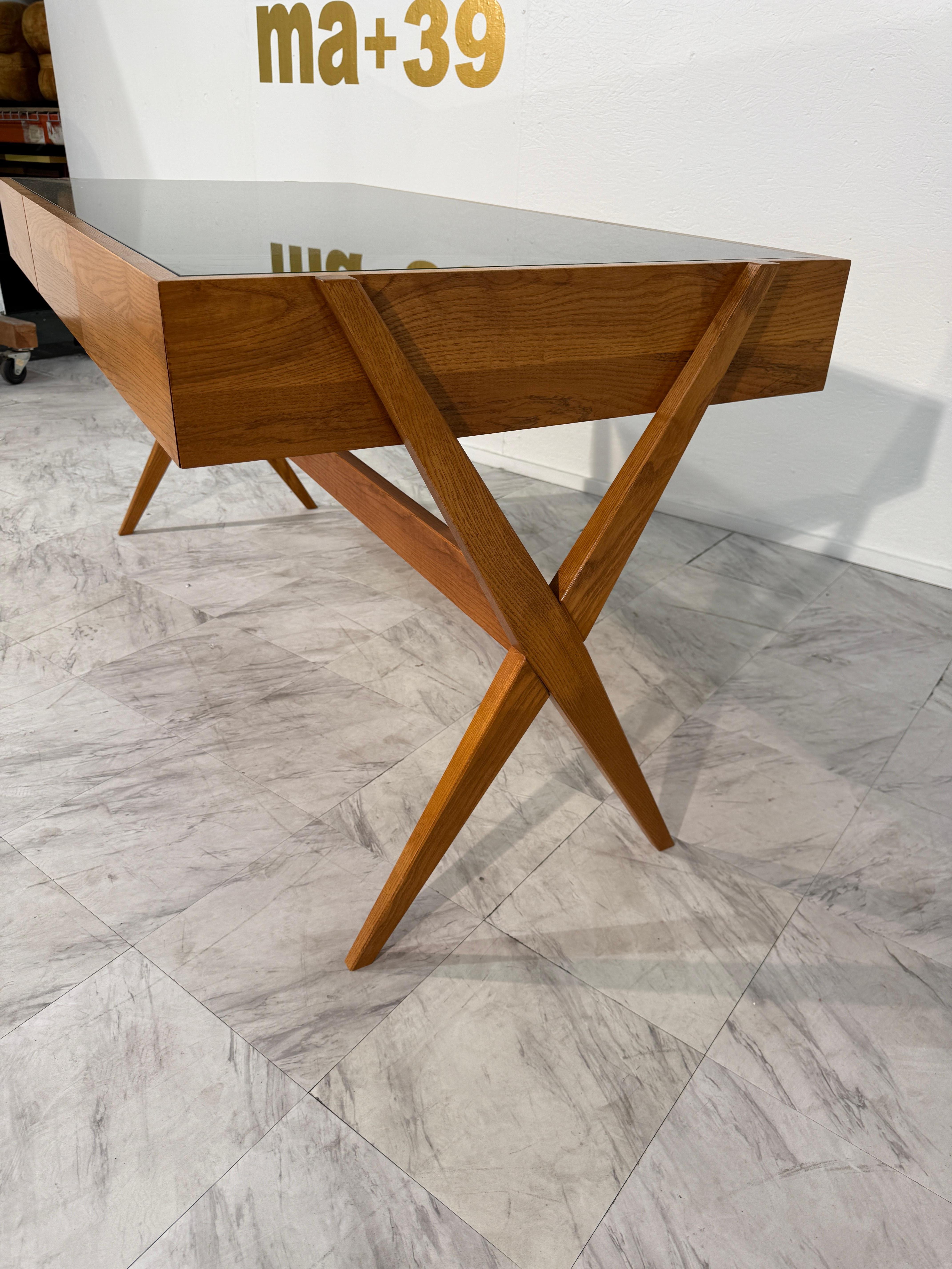 Escritorio italiano con tapa de cristal verde oscuro. Italiano en venta