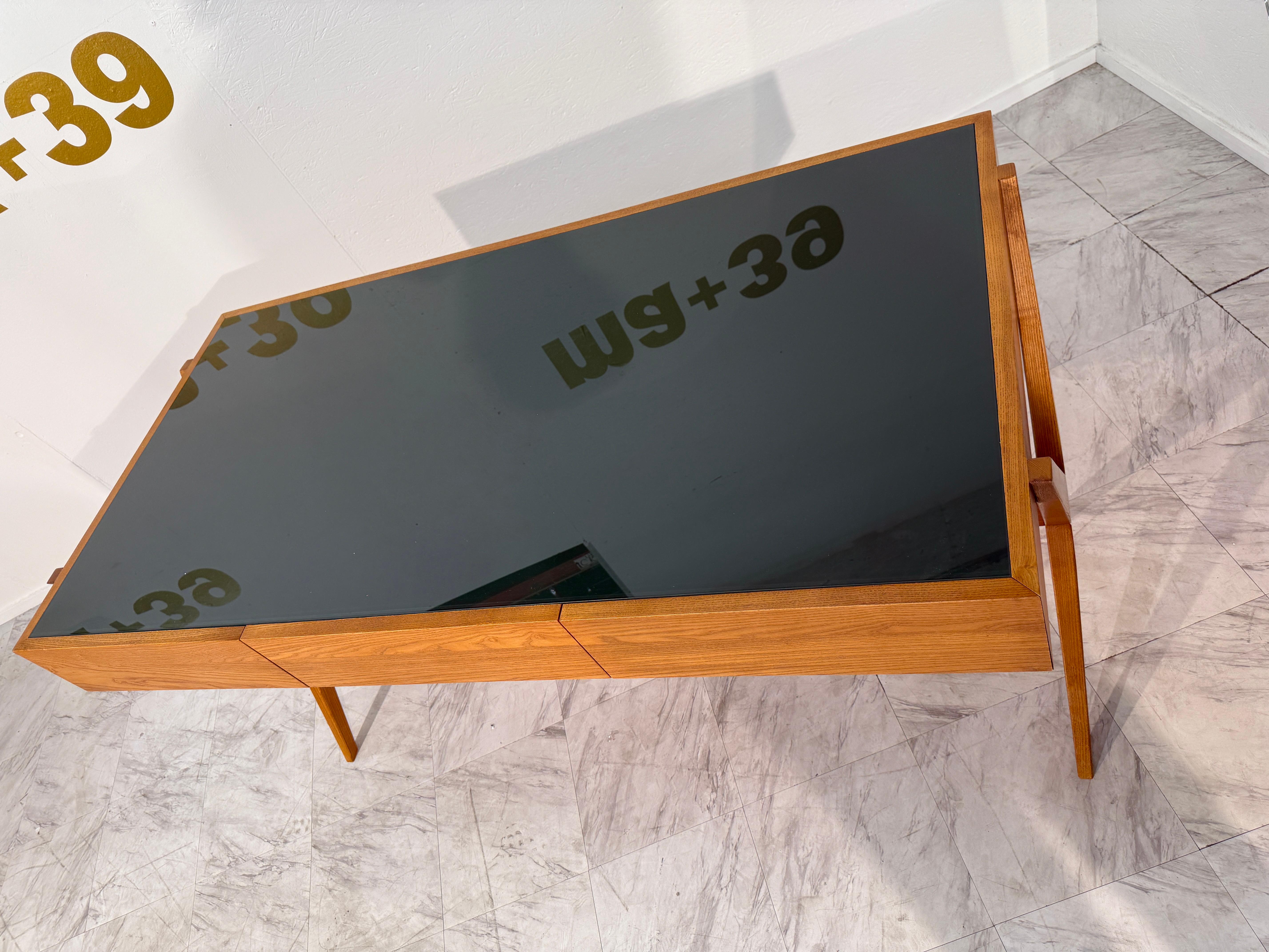 Escritorio italiano con tapa de cristal verde oscuro. Madera dura en venta