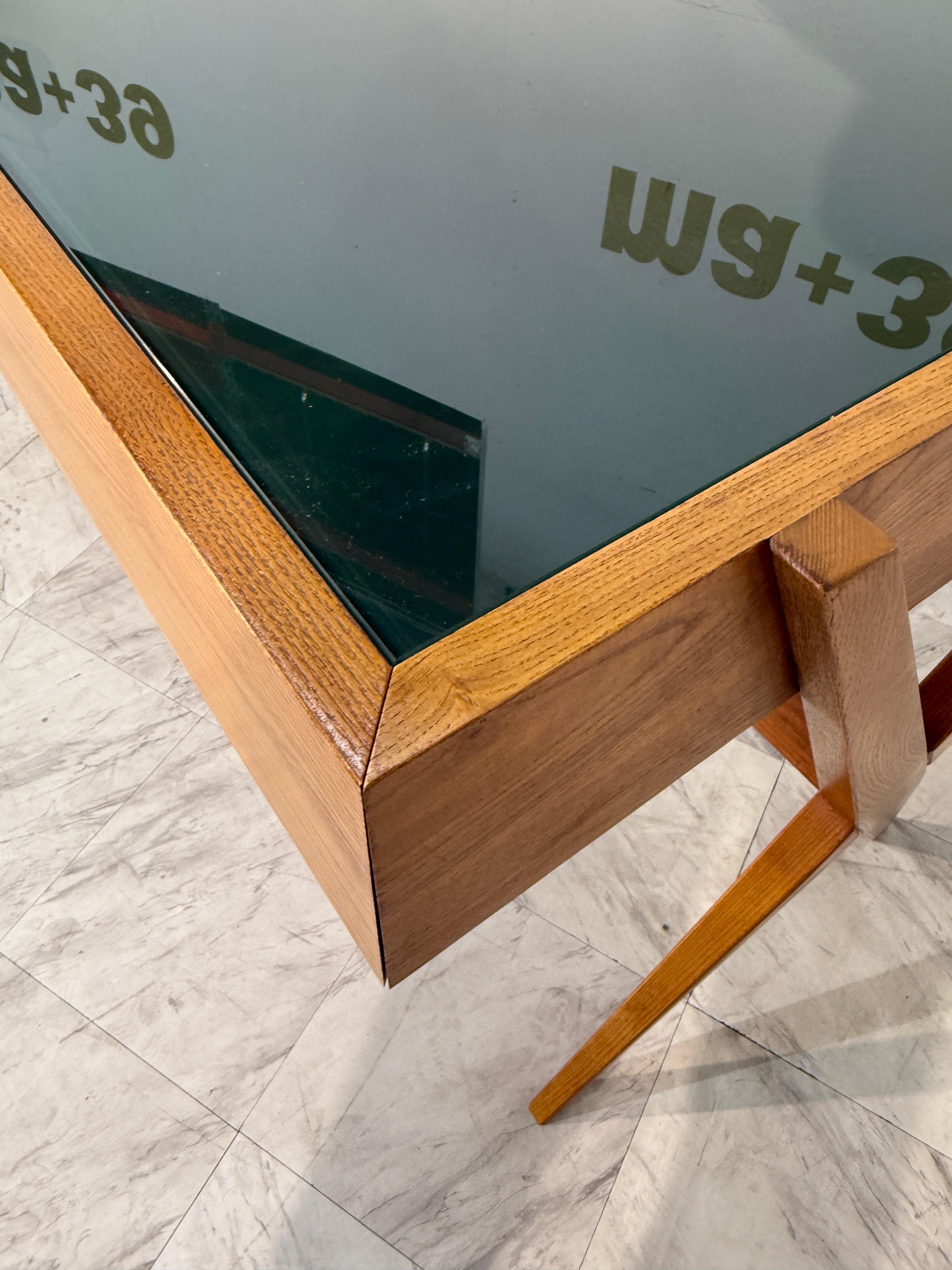 Escritorio italiano con tapa de cristal verde oscuro. en venta 1