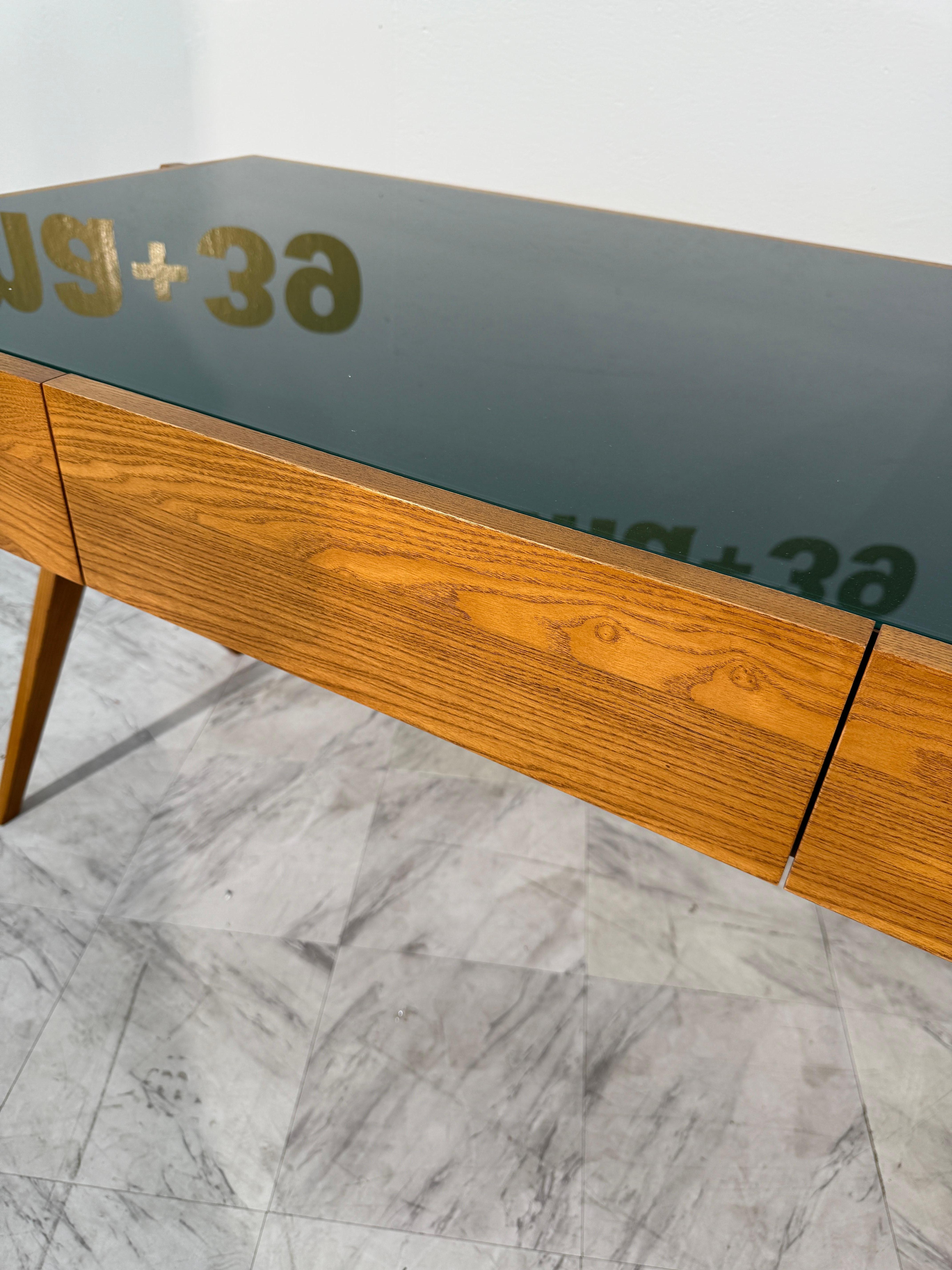 Escritorio italiano con tapa de cristal verde oscuro. en venta 2
