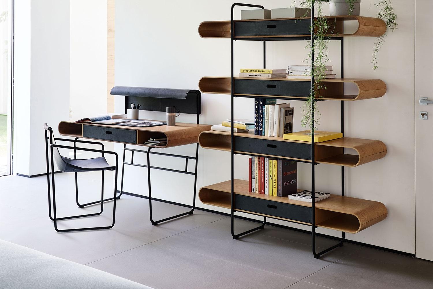 Questa scrivania da ufficio  è perfetto sia per gli uffici domestici che per gli spazi di lavoro commerciali. Elegante e geometrico, il piano a forma di cilindro presenta un cassetto e due scomparti aperti su ciascun lato. Grazie a questi scomparti,
