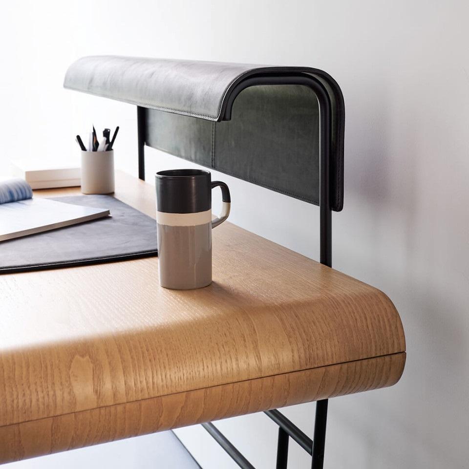 Metallo Scrivania italiana con struttura in metallo e colori personalizzati in pelle e Wood in vendita