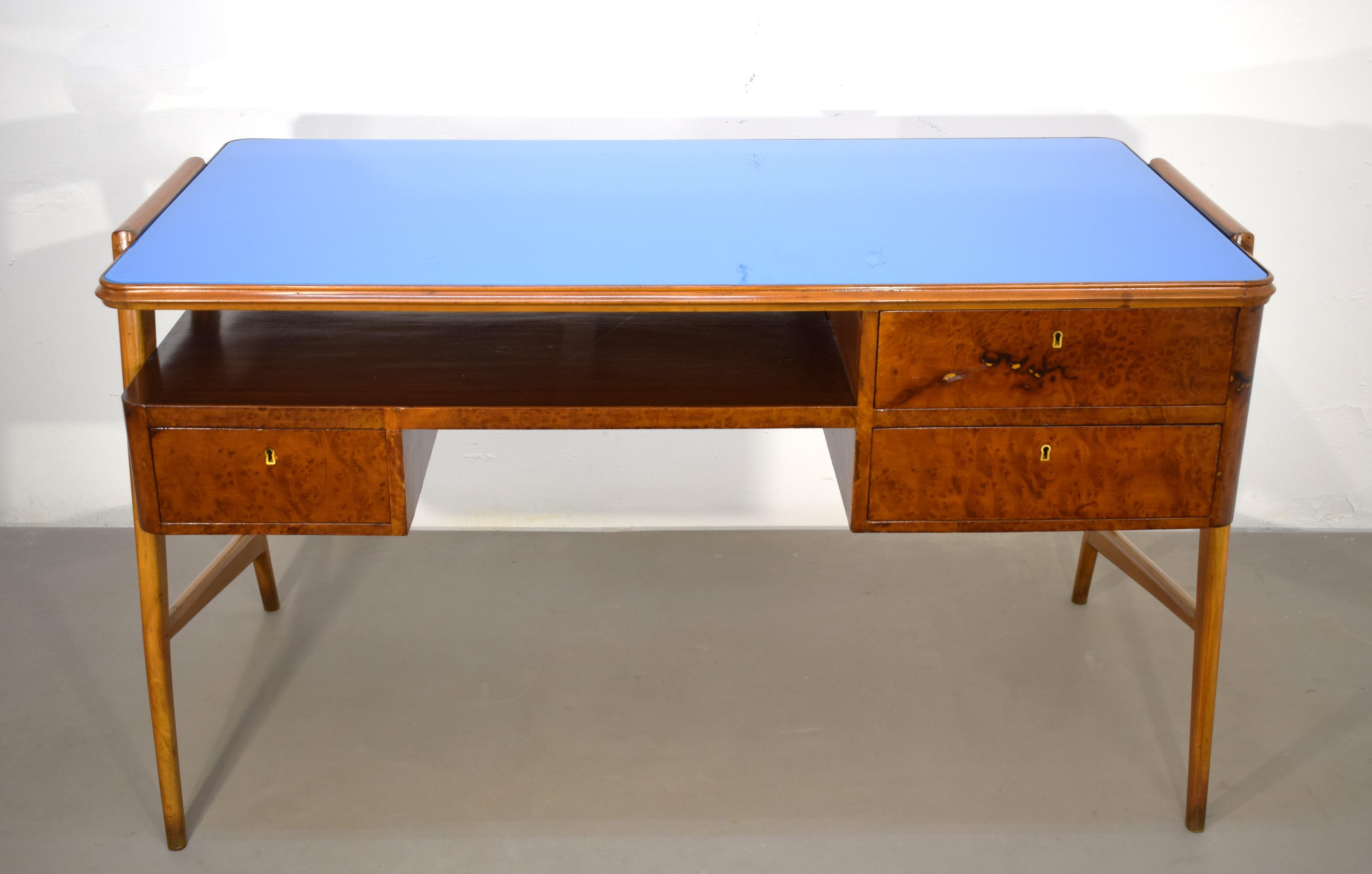Italian desk, wood and colored glass, 1950s.
Dimensions: H= 77 cm; W= 136 cm; D= 68 cm.