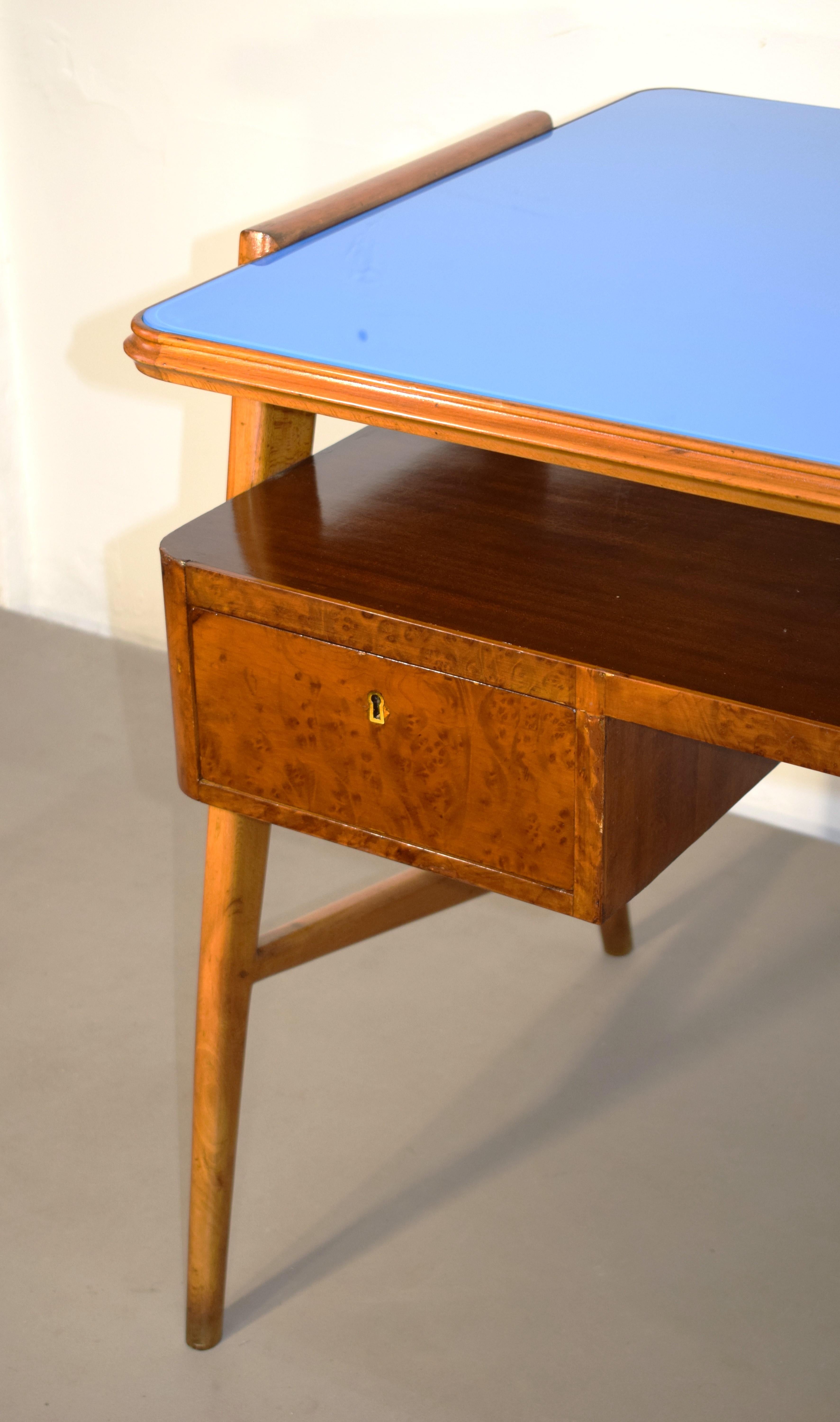 Italian desk, wood and colored glass, 1950s For Sale 1
