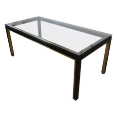 Table de bureau italienne avec plateau en verre et structure en laiton par Romeo Rega 1970