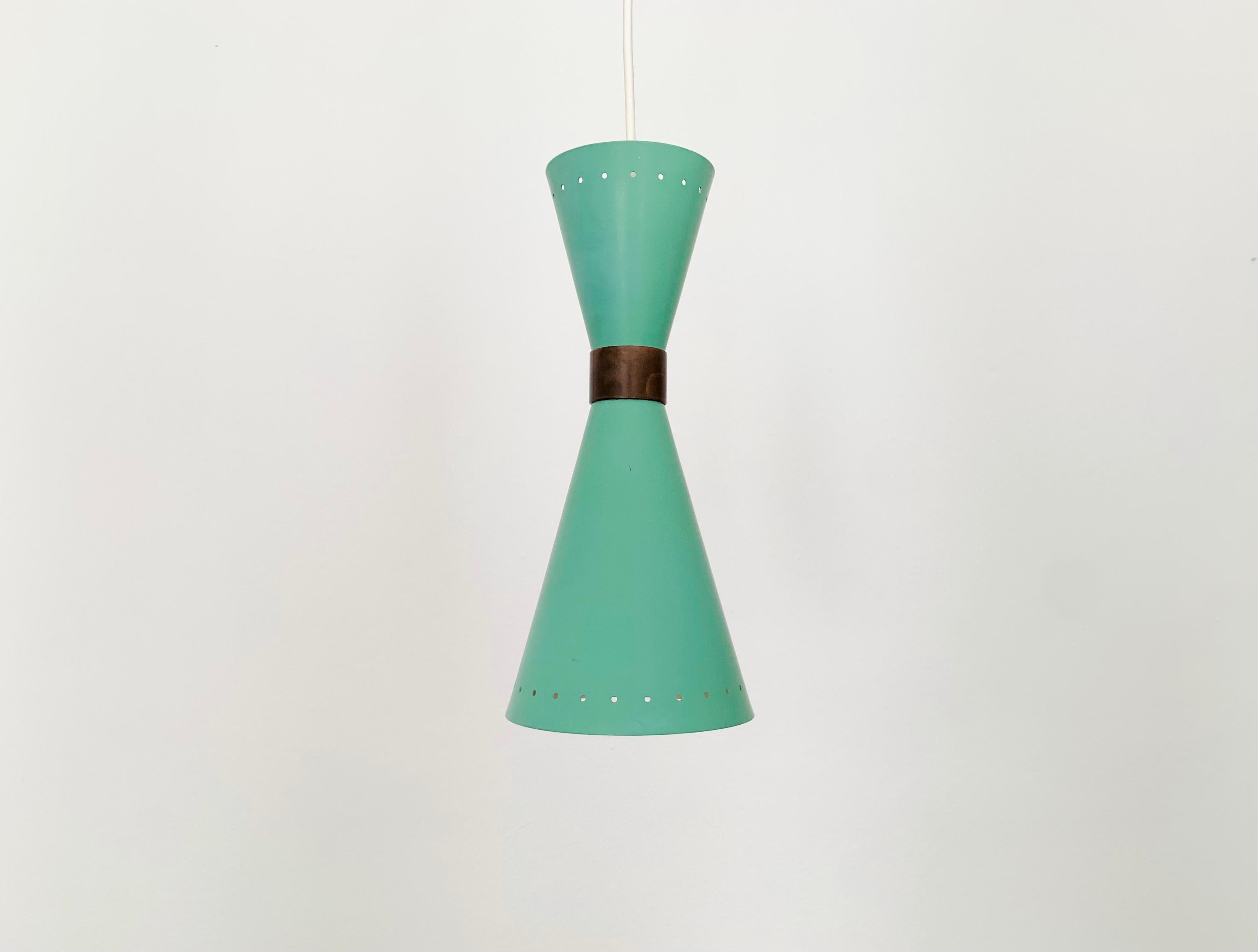 Très belle lampe suspendue Diabolo italienne des années 1950.
Les trous dans l'abat-jour créent une lumière magnifique.
Un véritable accroche-regard pour chaque maison.

Condit :

Très bon état vintage avec de légers signes d'usure correspondant à