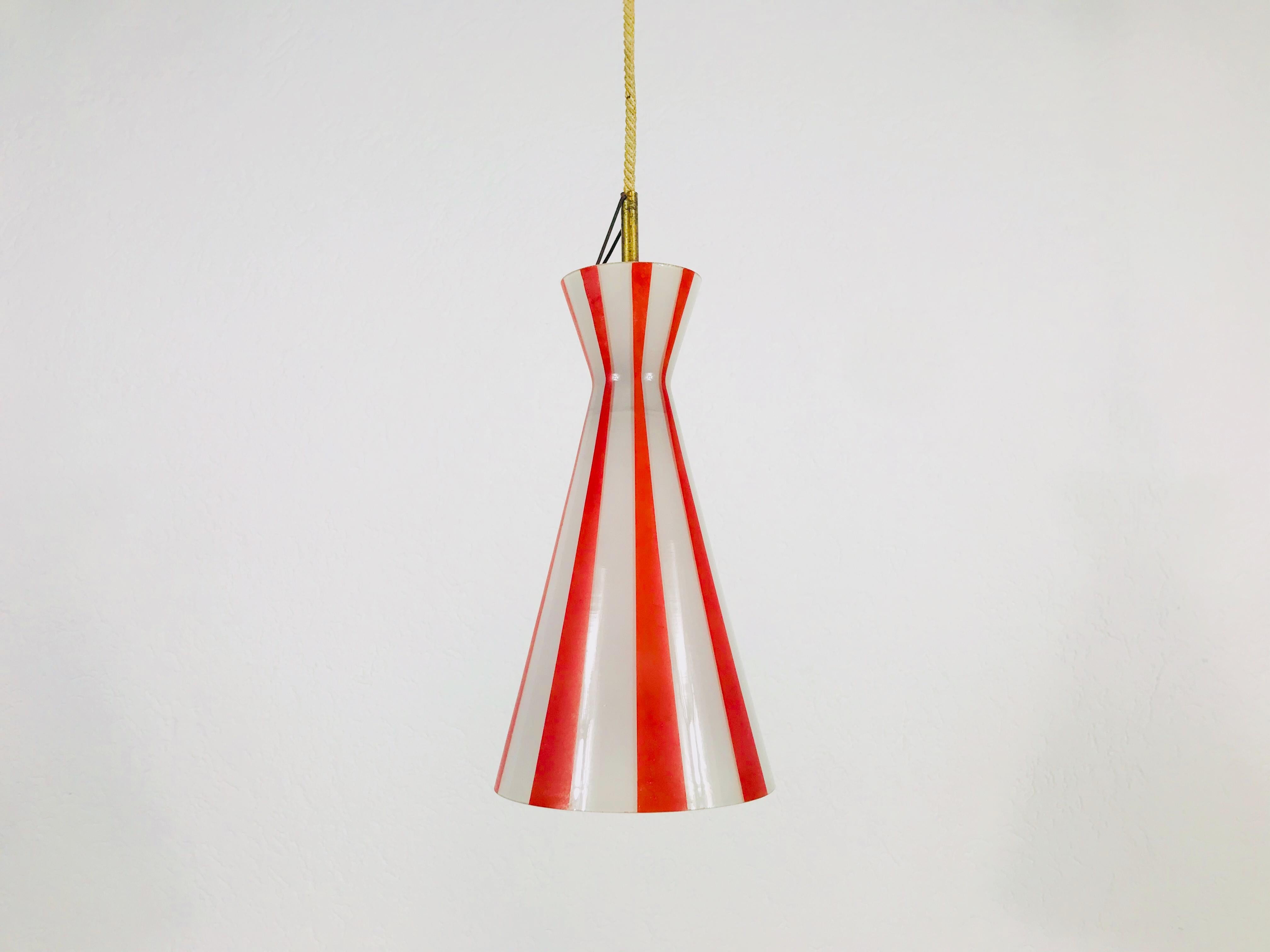 Italian red and white glass hanging It has a beautiful Diabolo shape.

Height of fixture 28 cm

Total height 65 cm

Diameter: 15 cm

The light requires one E14 light bulb.