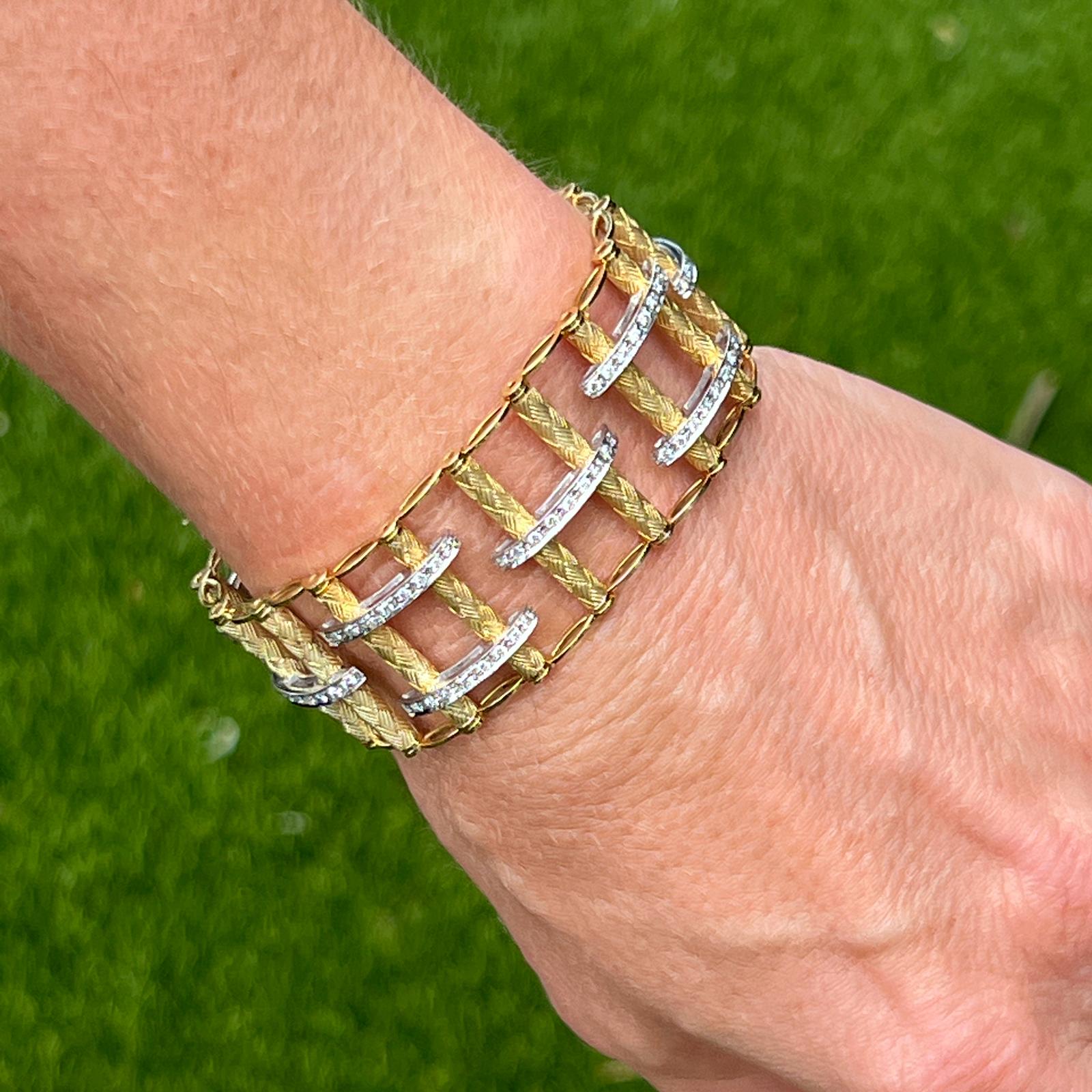 Bracelet moderne italien en or jaune et blanc 18 carats, à maillons en forme d'échelle et ornés de diamants. Le bracelet est orné de 108 diamants ronds de taille brillant sertis dans de l'or blanc pour un poids total d'environ 1,60 carat. Les
