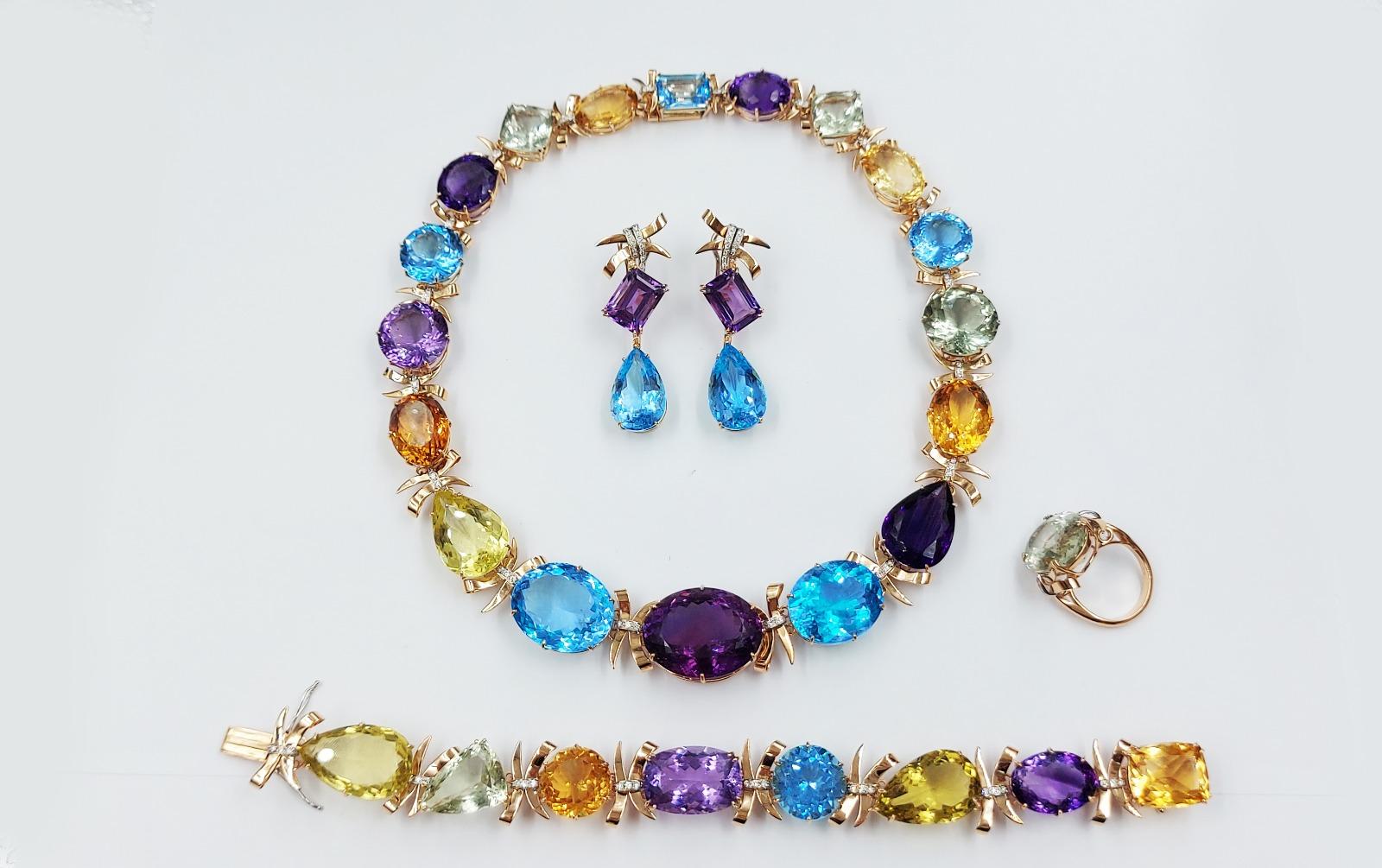 Italian brilliant cut diamond (0.25 carats), amethyst (15.36 carats), blue topaz (41,61 carats), 18 carats (12,9 grams) yellow gold drop earrings. Part of a set (necklace, ring and bracelet).