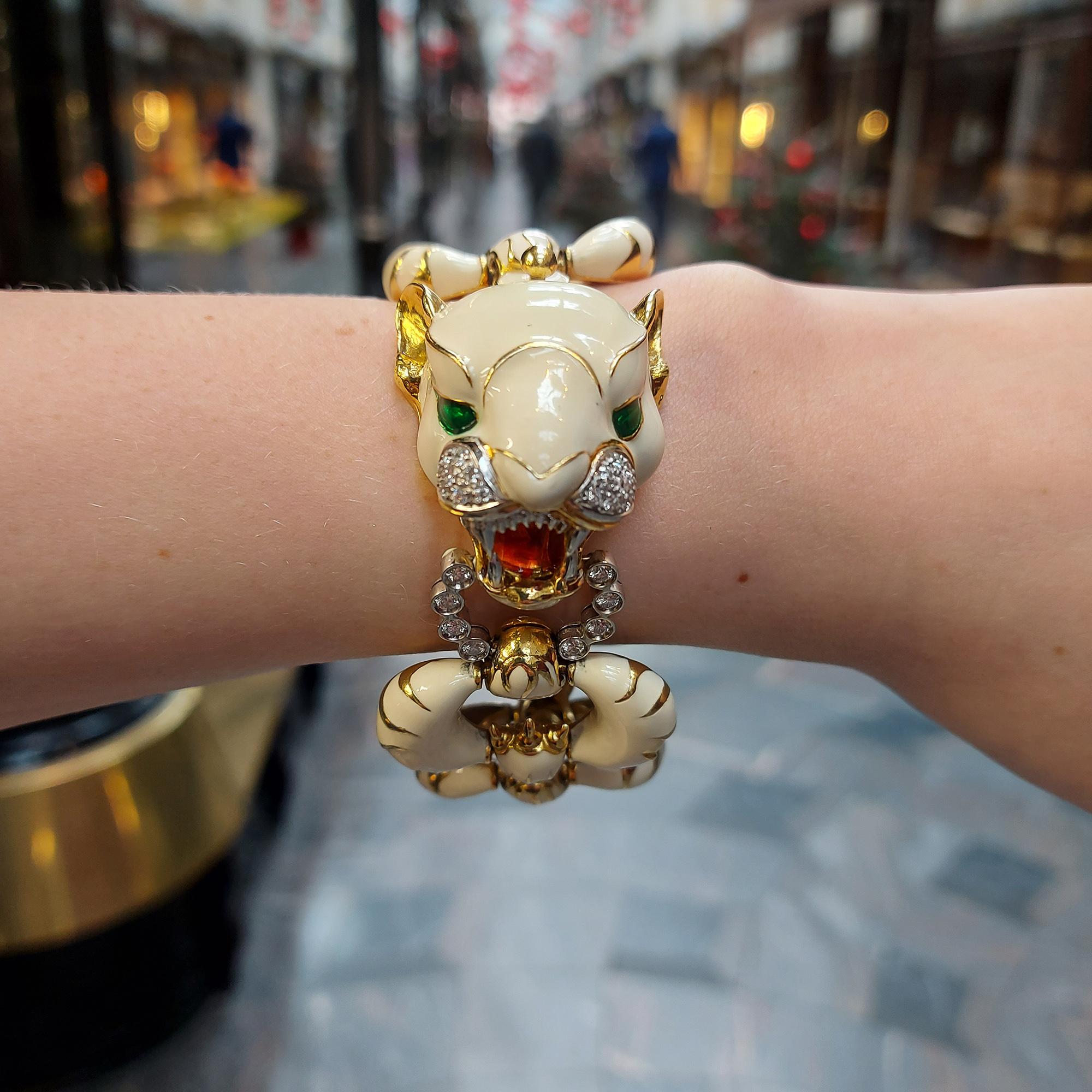 Un magnifique bracelet unique en émail et en diamants représentant un tigre de Sibérie, serti en or jaune 18 carats.

La pièce, qui a pour modèle un tigre de Sibérie, est entièrement recouverte d'émail légèrement blanc cassé. Elle a été