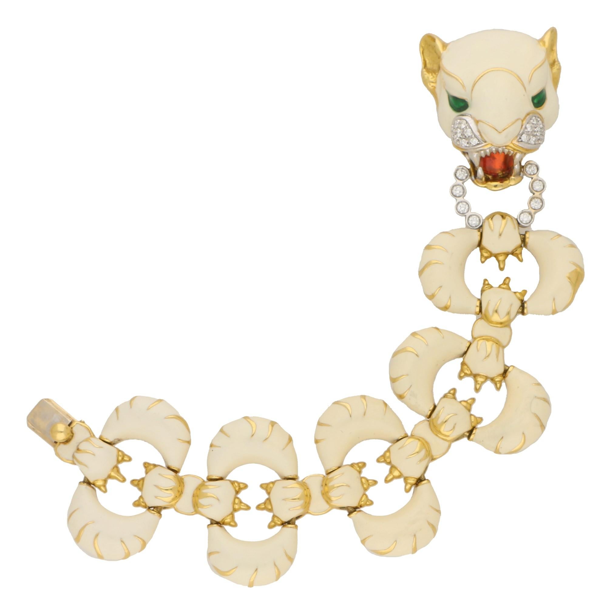 Taille ronde Bracelet tigre italien en or jaune 18 carats serti de diamants et d'émail blanc en vente