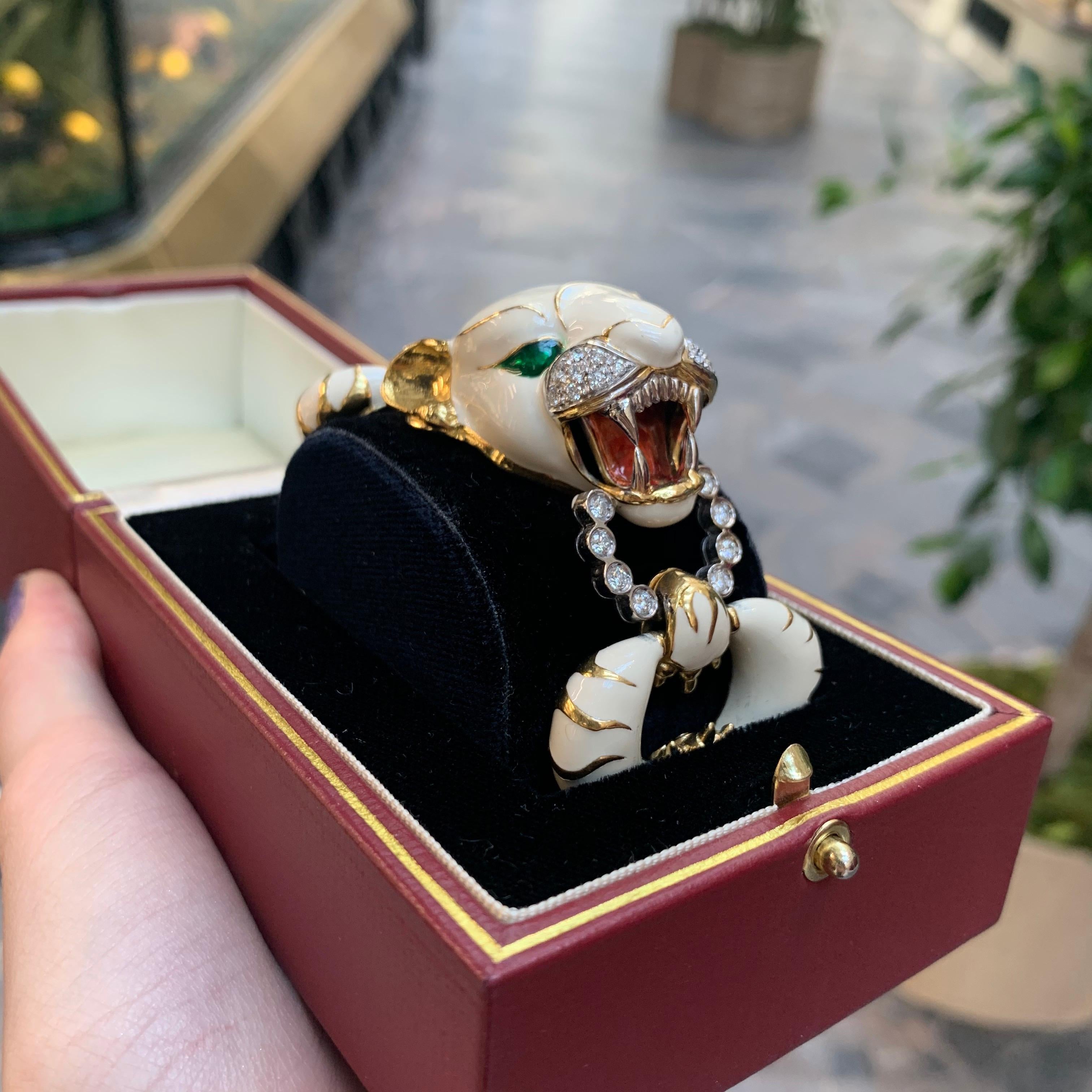 Bracelet tigre italien en or jaune 18 carats serti de diamants et d'émail blanc en vente 1