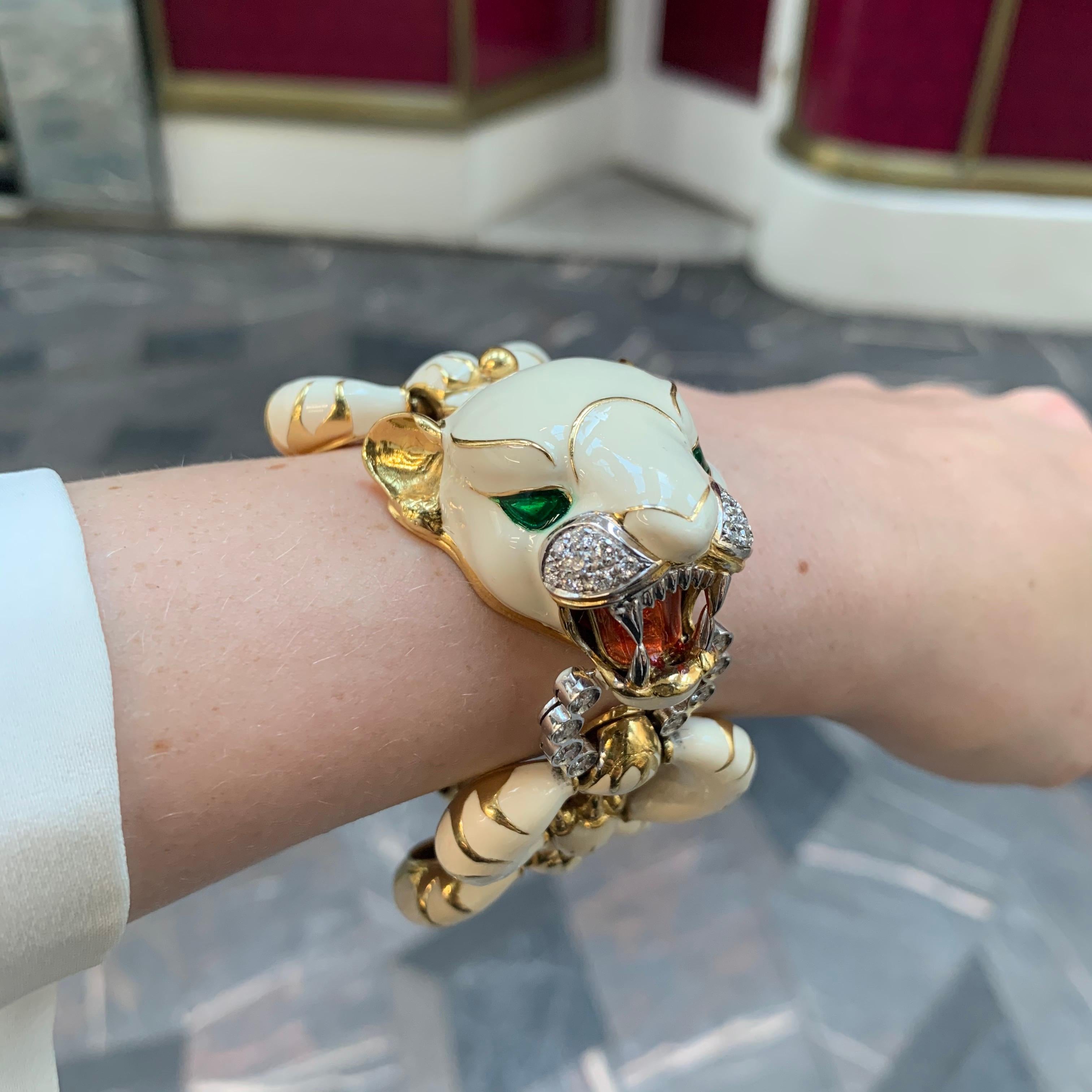 Bracelet tigre italien en or jaune 18 carats serti de diamants et d'émail blanc en vente 3