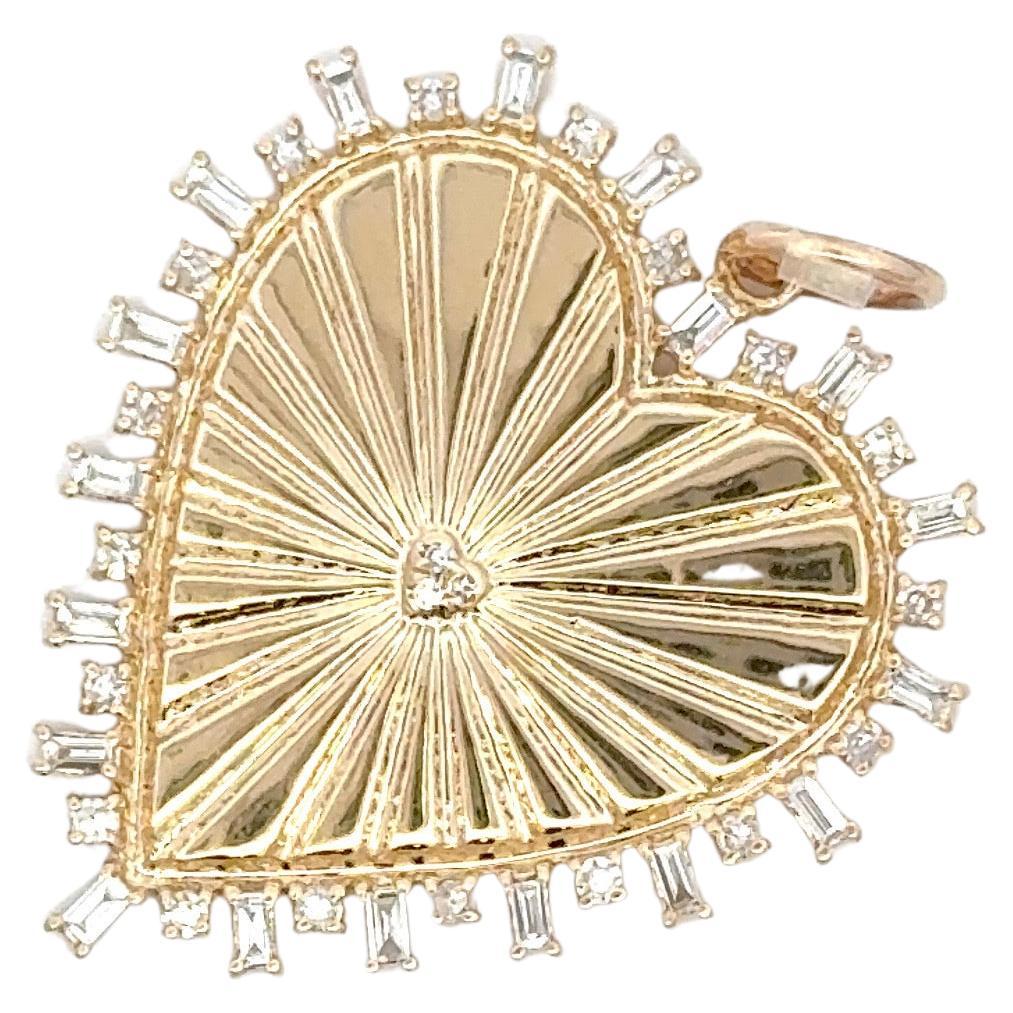 Fabriqué en Italie, ce pendentif en forme de cœur est orné de 39 baguettes de diamants pesant 0,30 carat dans un motif de rayon de soleil.

Collier non inclus.
DM pour différentes options de colliers.
D'autres pendentifs en forme de cœur sont