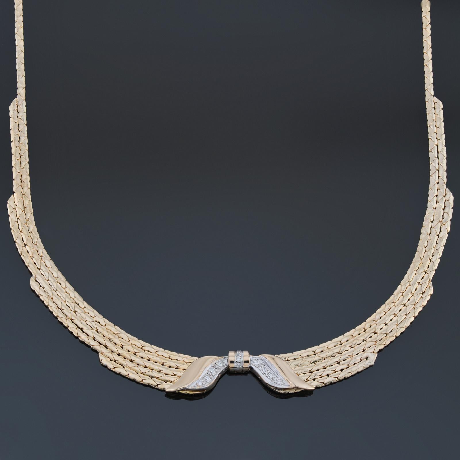 Diese wunderschöne Halskette ist aus 14-karätigem Gelbgold gefertigt und mit einer Schleife aus 12 runden Diamanten verziert. Gestempelt 585. Hergestellt in Italien in den 1980er Jahren. Abmessungen: 0,35