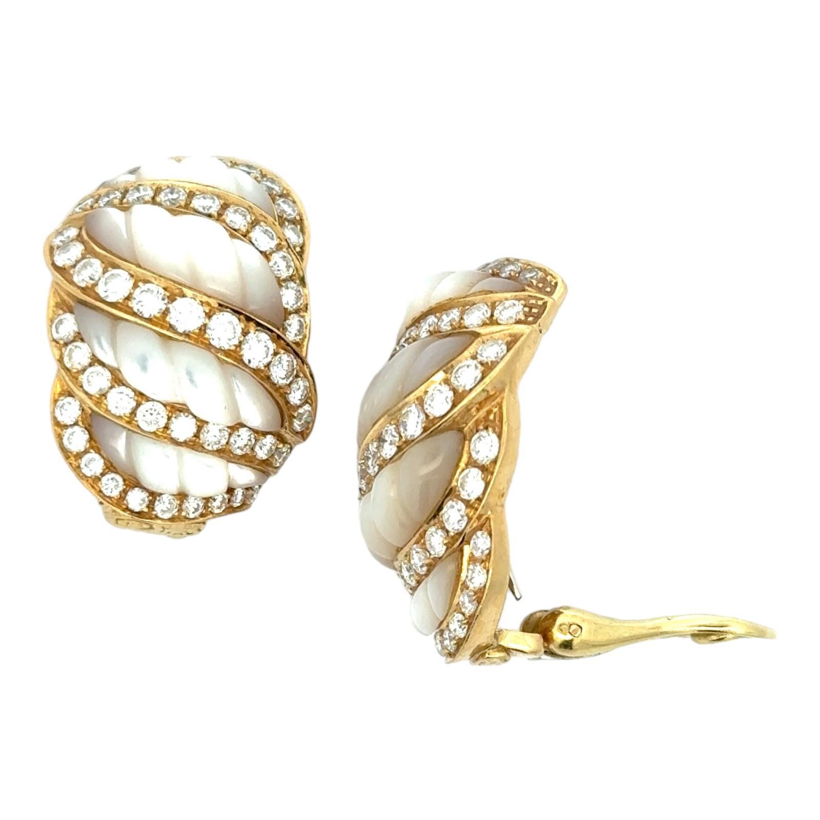 Boucles d'oreilles crevettes italiennes en or jaune 18 carats avec nacre sculptée de diamants Excellent état - En vente à Boca Raton, FL