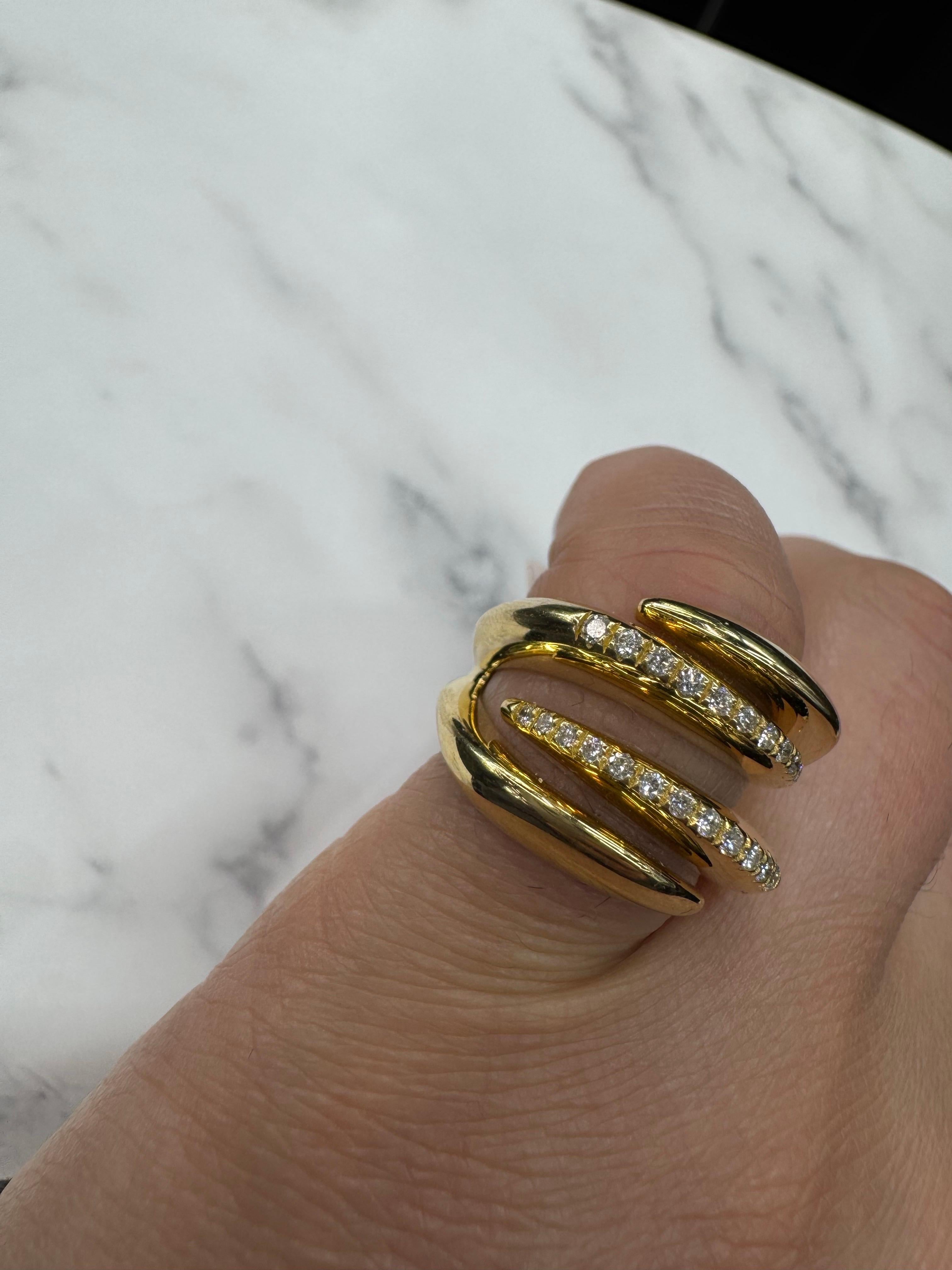 Contemporain Italian Diamond Claw Nail Band Ring 0.28 Carats F VS1-2 18 Karat Yellow Gold en vente