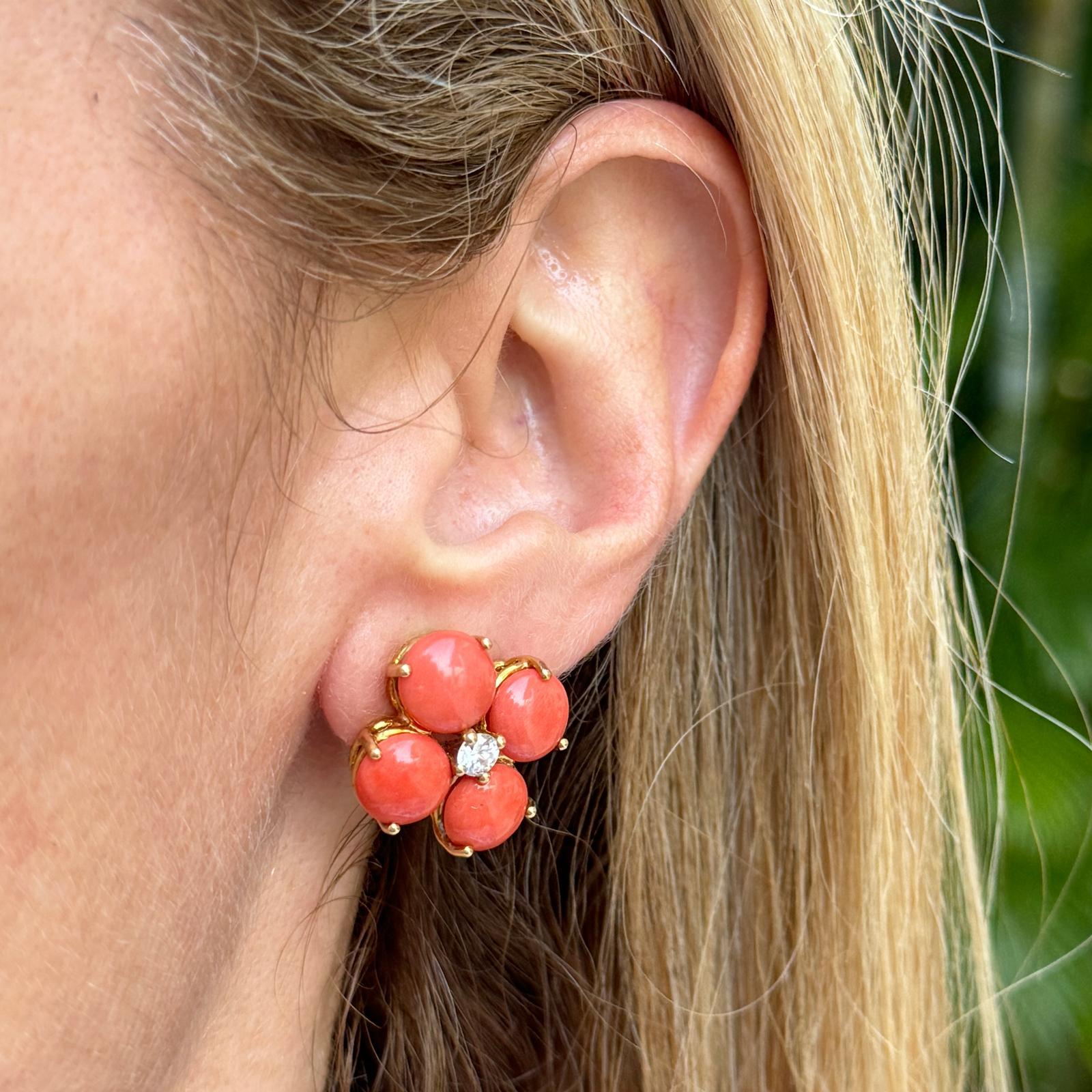 Italienische florale italienische Diamant-Koralle 18 Karat Gelbgold-Ohrringe mit Klappbrisur (Moderne) im Angebot