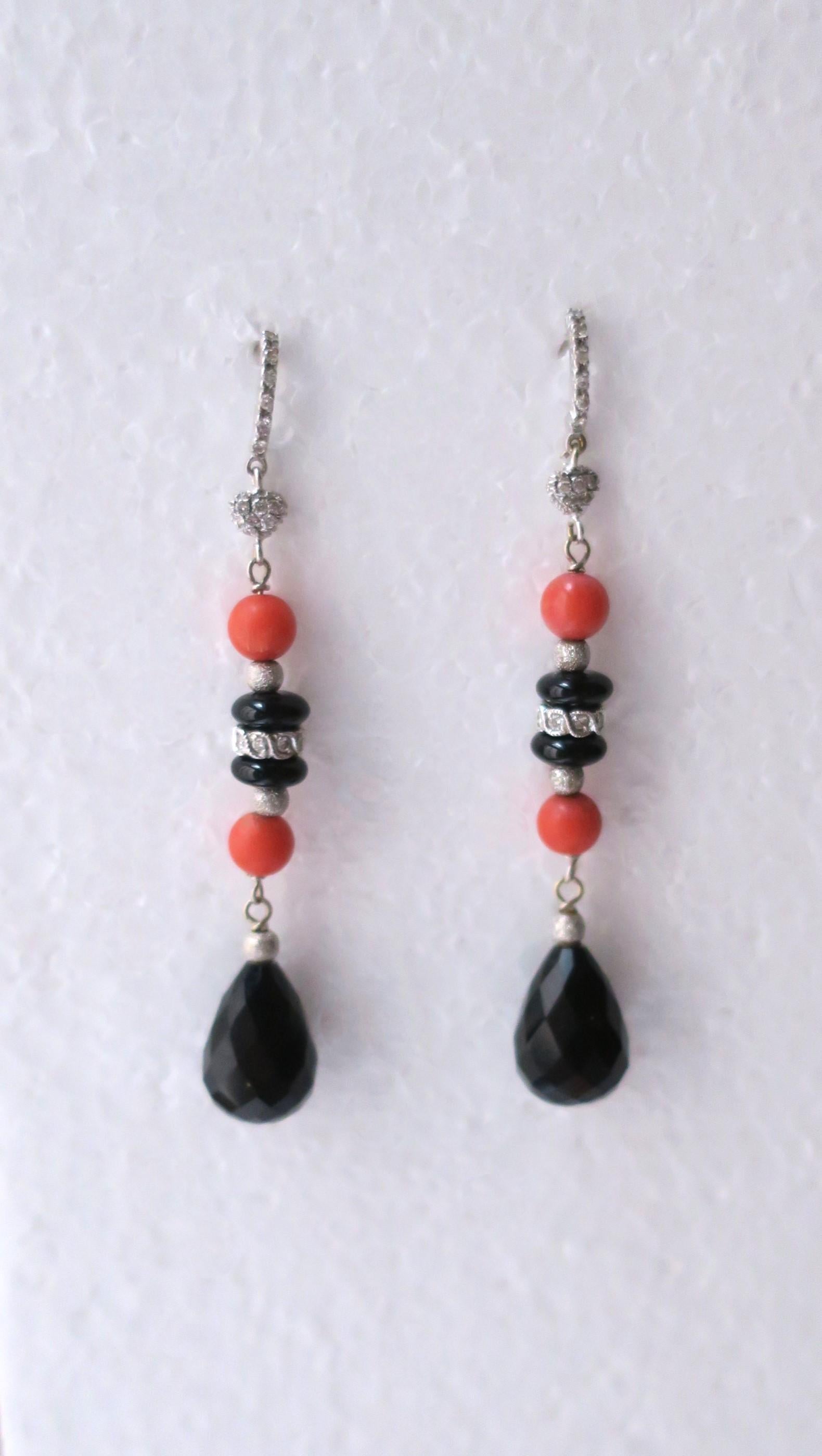 Italian Diamonds Coral Black Onyx 18Kt Gold Dangle Earrings, Pair In Good Condition For Sale In New York, NY