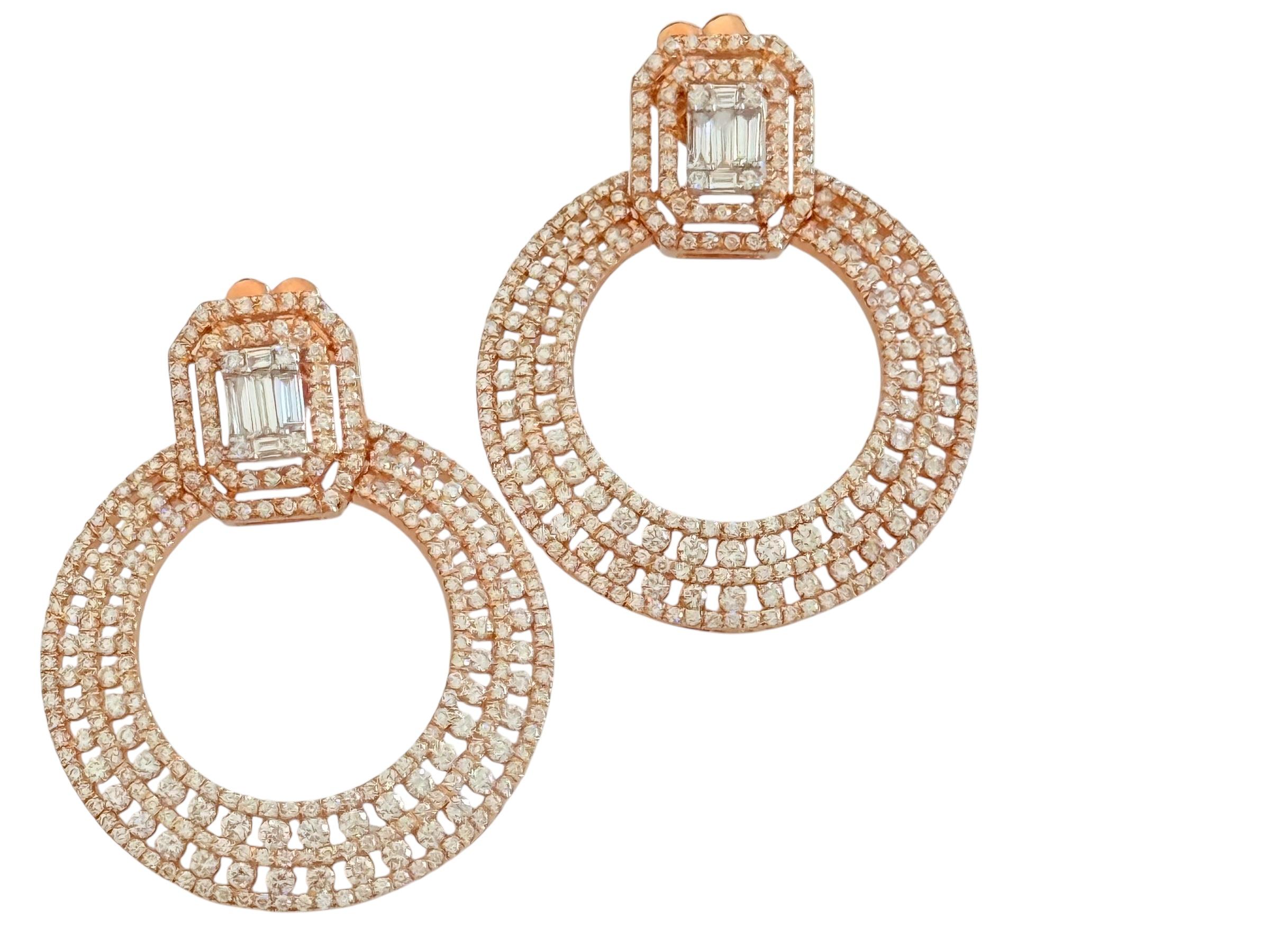 Questi orecchini di diamanti italiani sono splendidamente realizzati in oro rosa 18 carati, combinando i toni caldi del metallo prezioso con la brillantezza dei raffinati diamanti naturali. Il design è riccamente ornato da circa 600 diamanti taglio