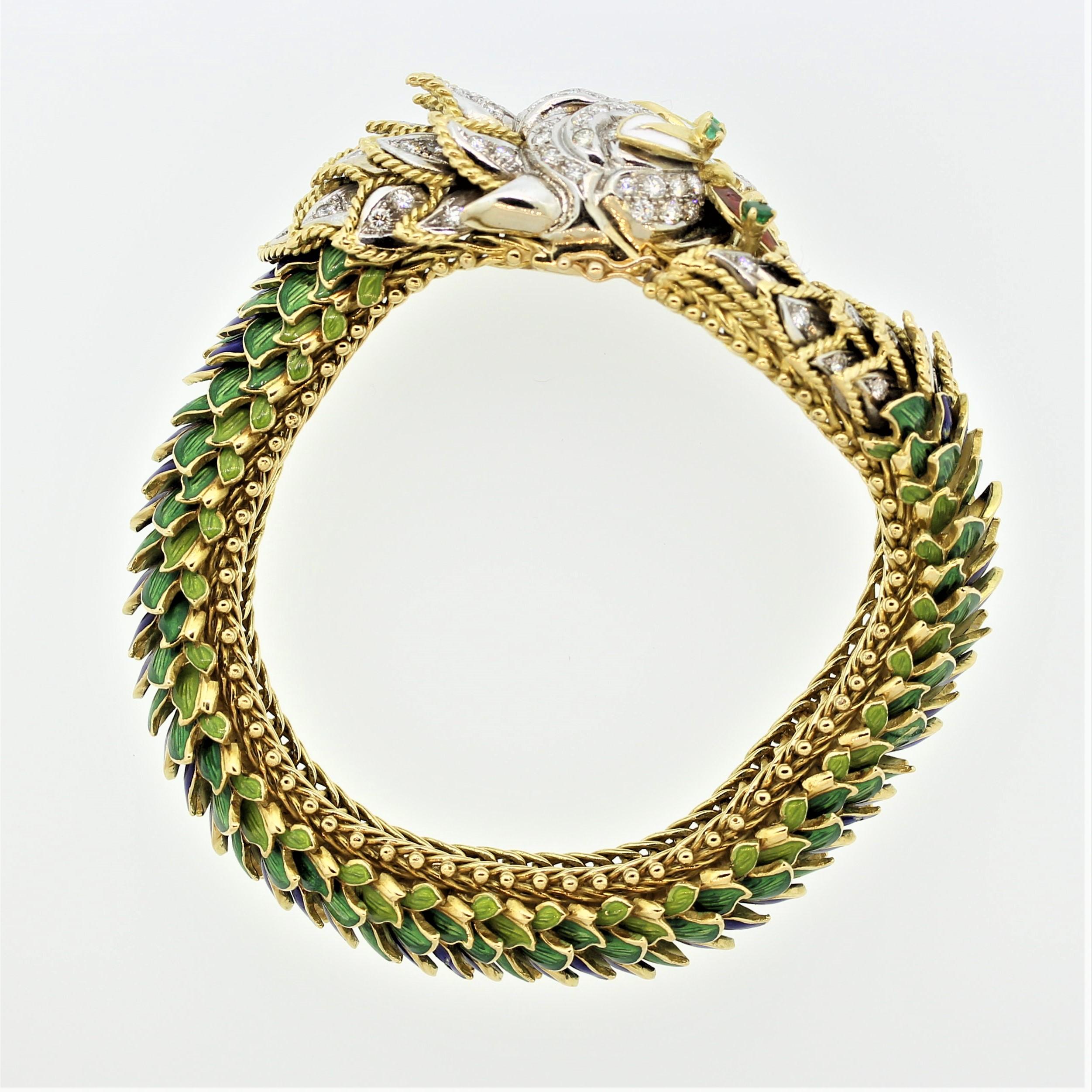 Taille ronde Bracelet italien en or avec dragon en diamants, émeraudes et émail en vente
