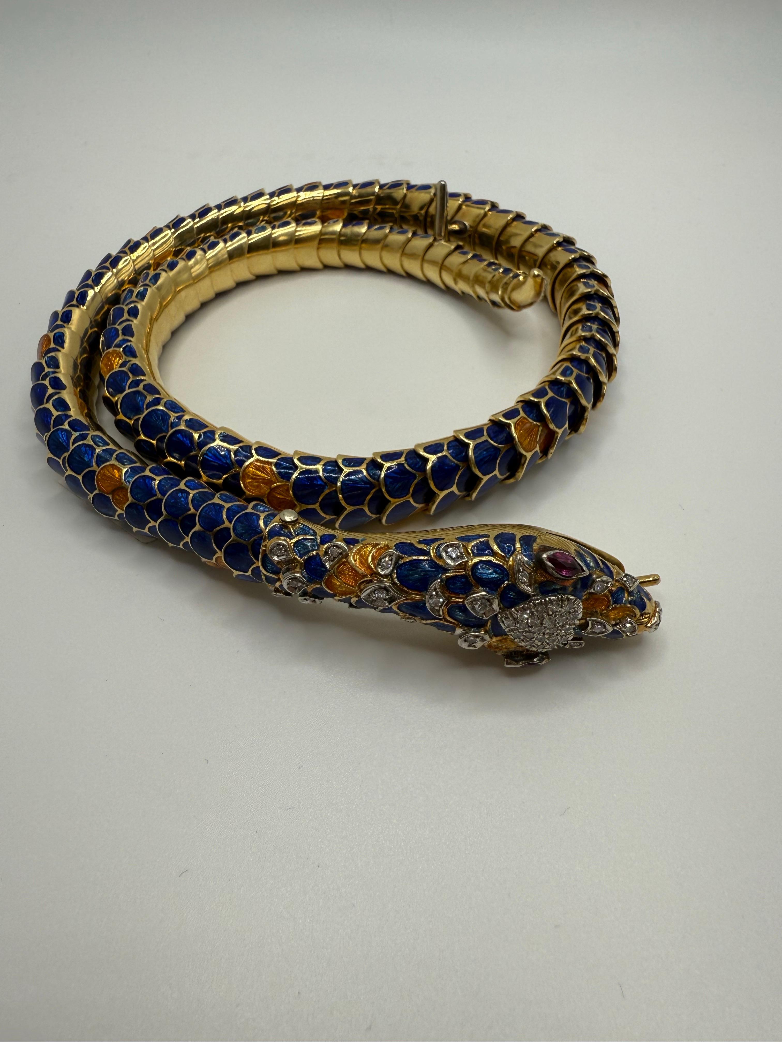 Questa squisita collana è una celebrazione dell'artigianato italiano e di un design audace. Realizzato a mano in Italia, il pezzo è meticolosamente scolpito in 254 grammi di oro giallo 18 carati, formando un suggestivo motivo a serpente che si