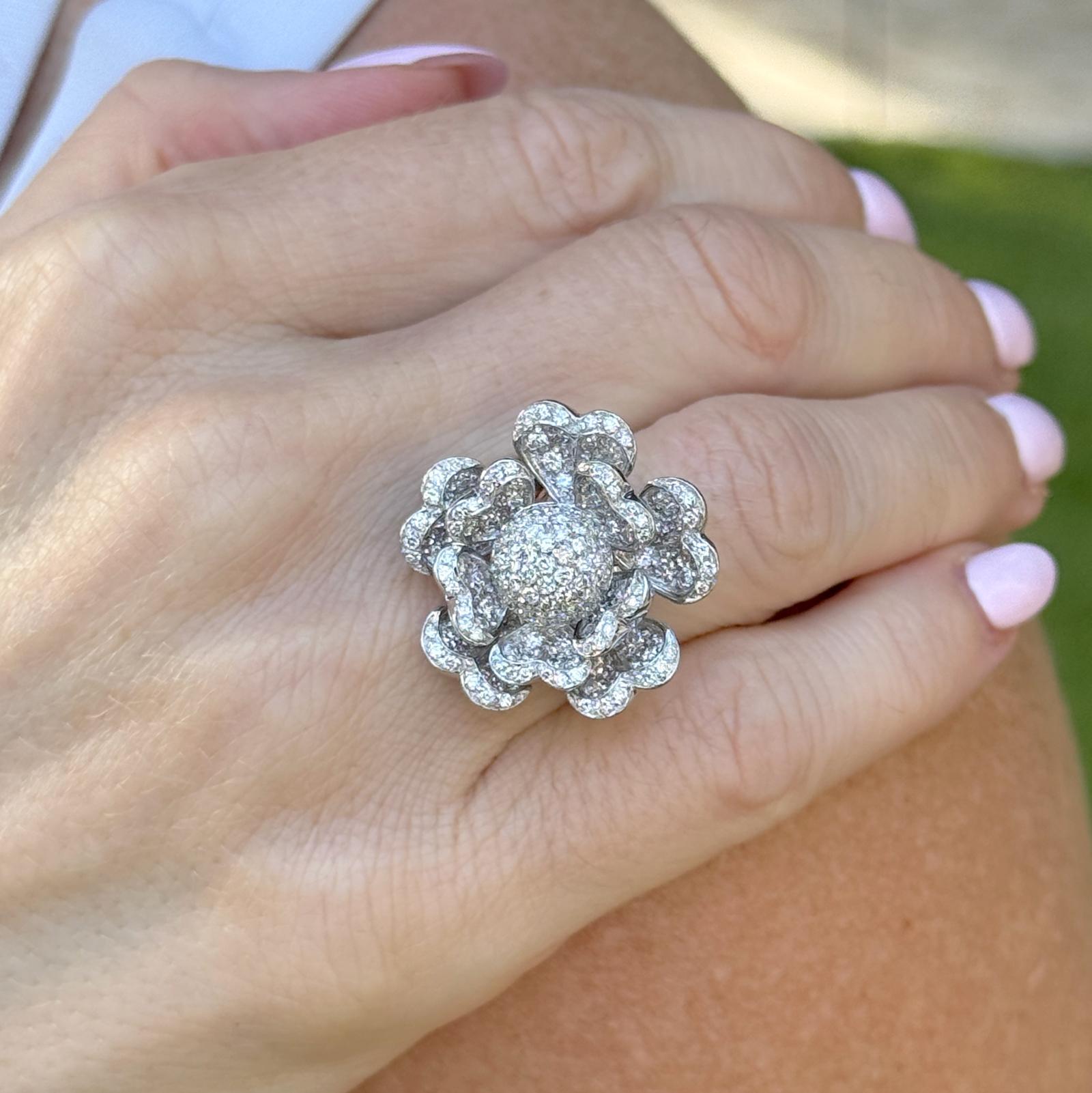 Exquisément fabriquée en Italie, cette bague fleur en or blanc 18 carats pavée de diamants est une véritable pièce d'apparat. Avec environ 2,50 carats de diamants pavés éblouissants, de couleur G-H et de pureté SI, cette superbe bague capte la