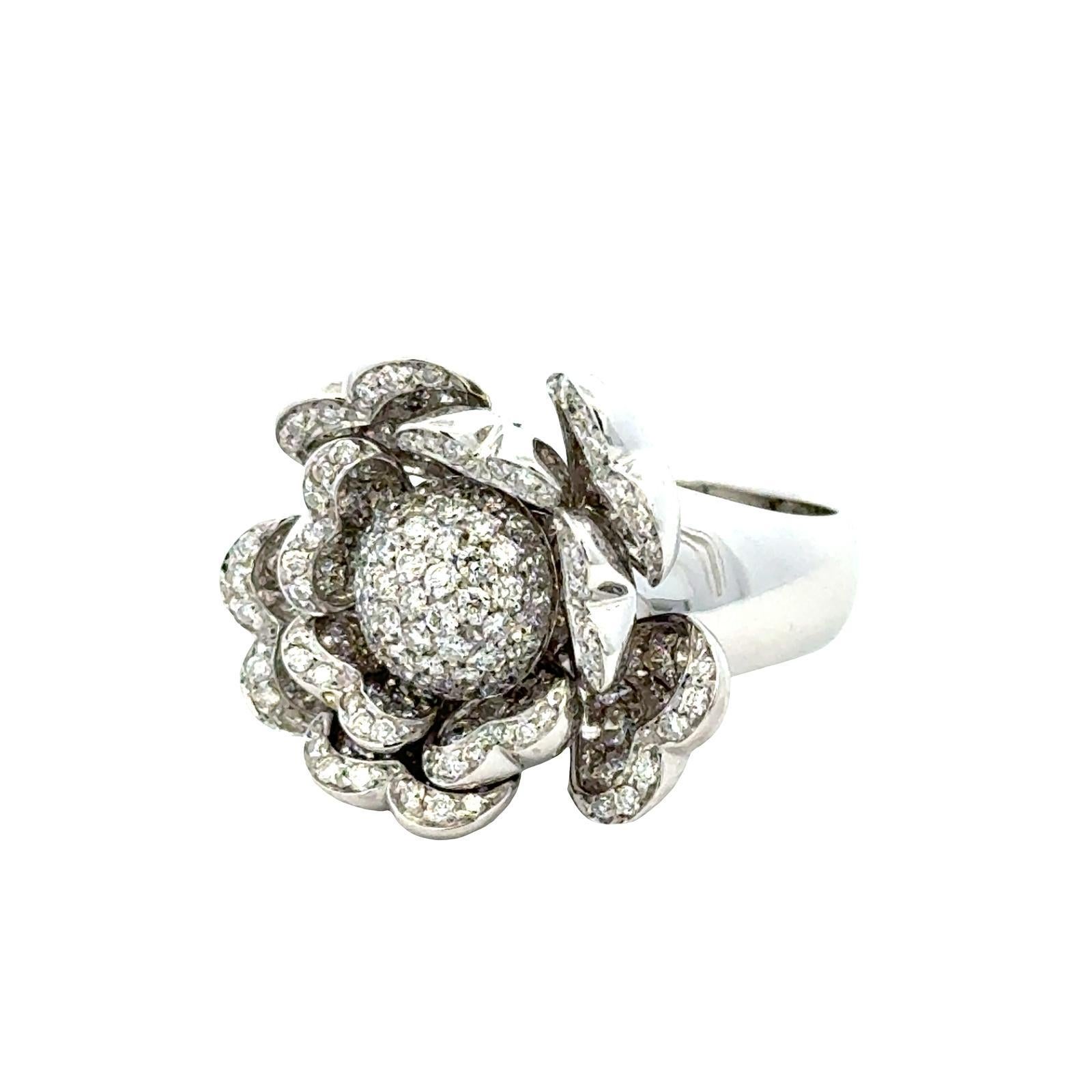 Moderne Italian Diamond Flower Temblant Petals Statement Ring Or blanc 18 carats en vente