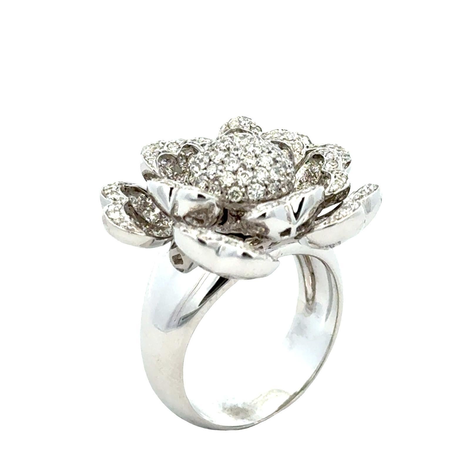 Italian Diamond Flower Temblant Petals Statement Ring Or blanc 18 carats Excellent état - En vente à Boca Raton, FL