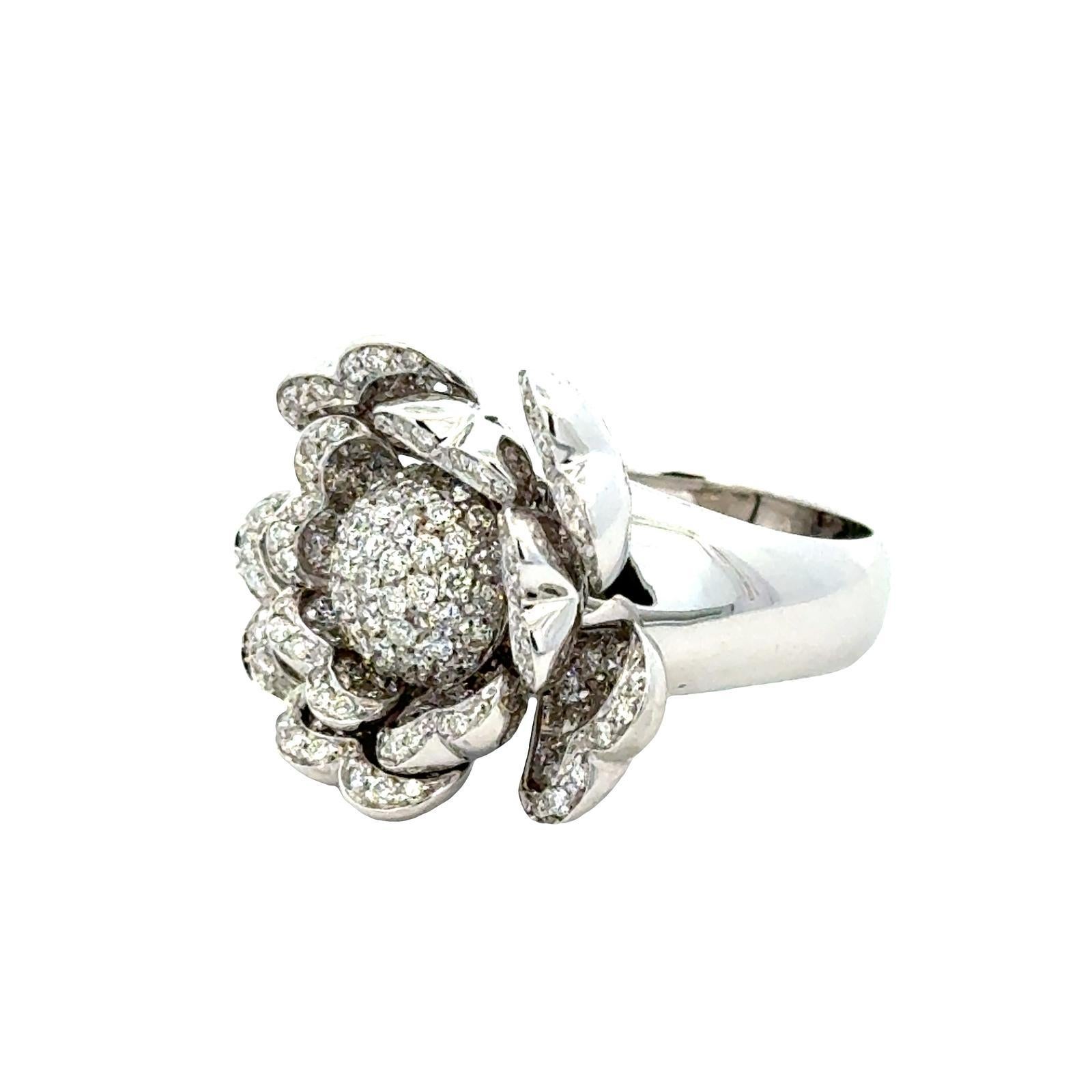 Italian Diamond Flower Temblant Petals Statement Ring Or blanc 18 carats en vente 1