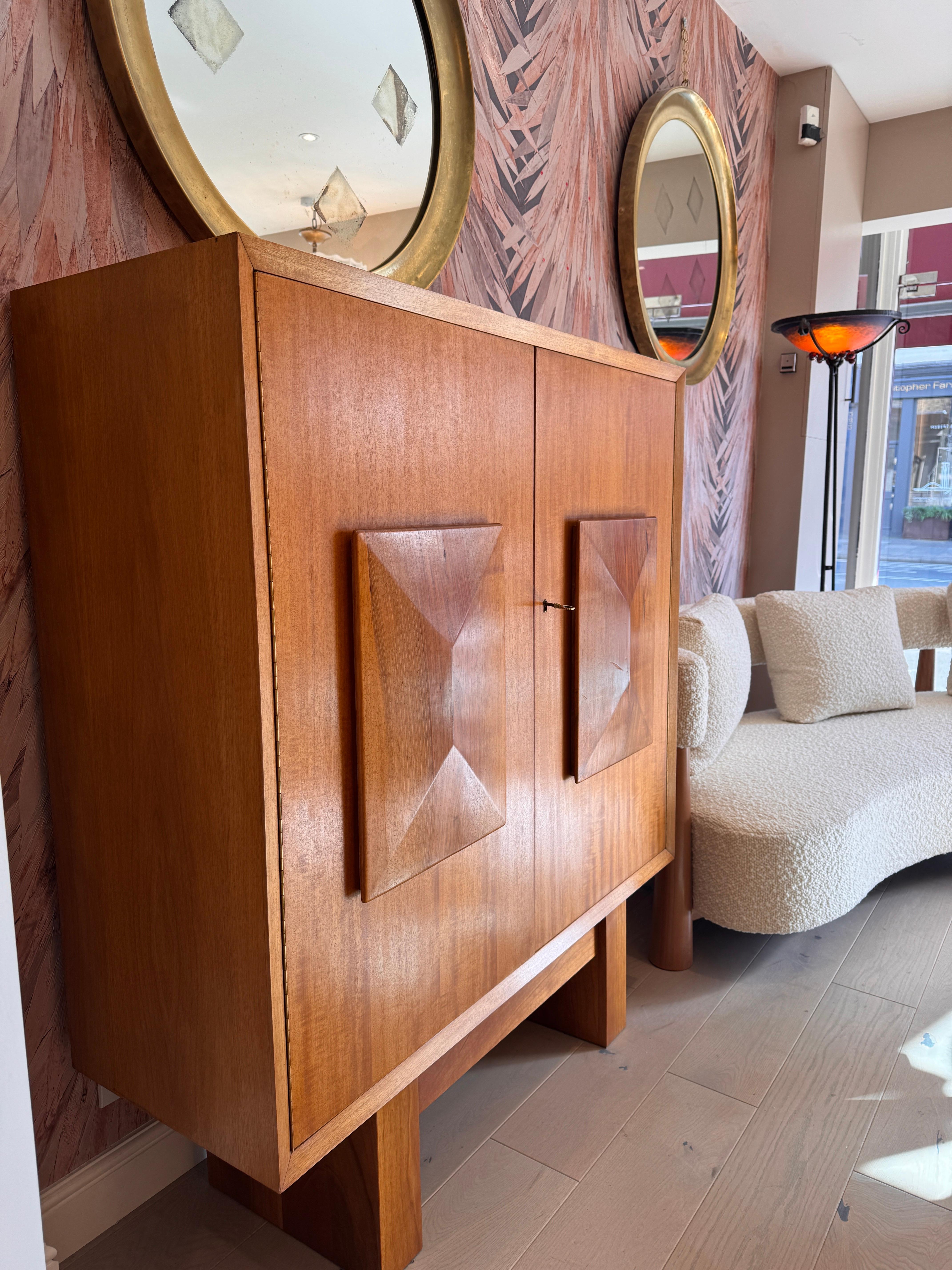 Armario italiano de madera de arce con frente de diamante en Bueno estado para la venta en London, GB