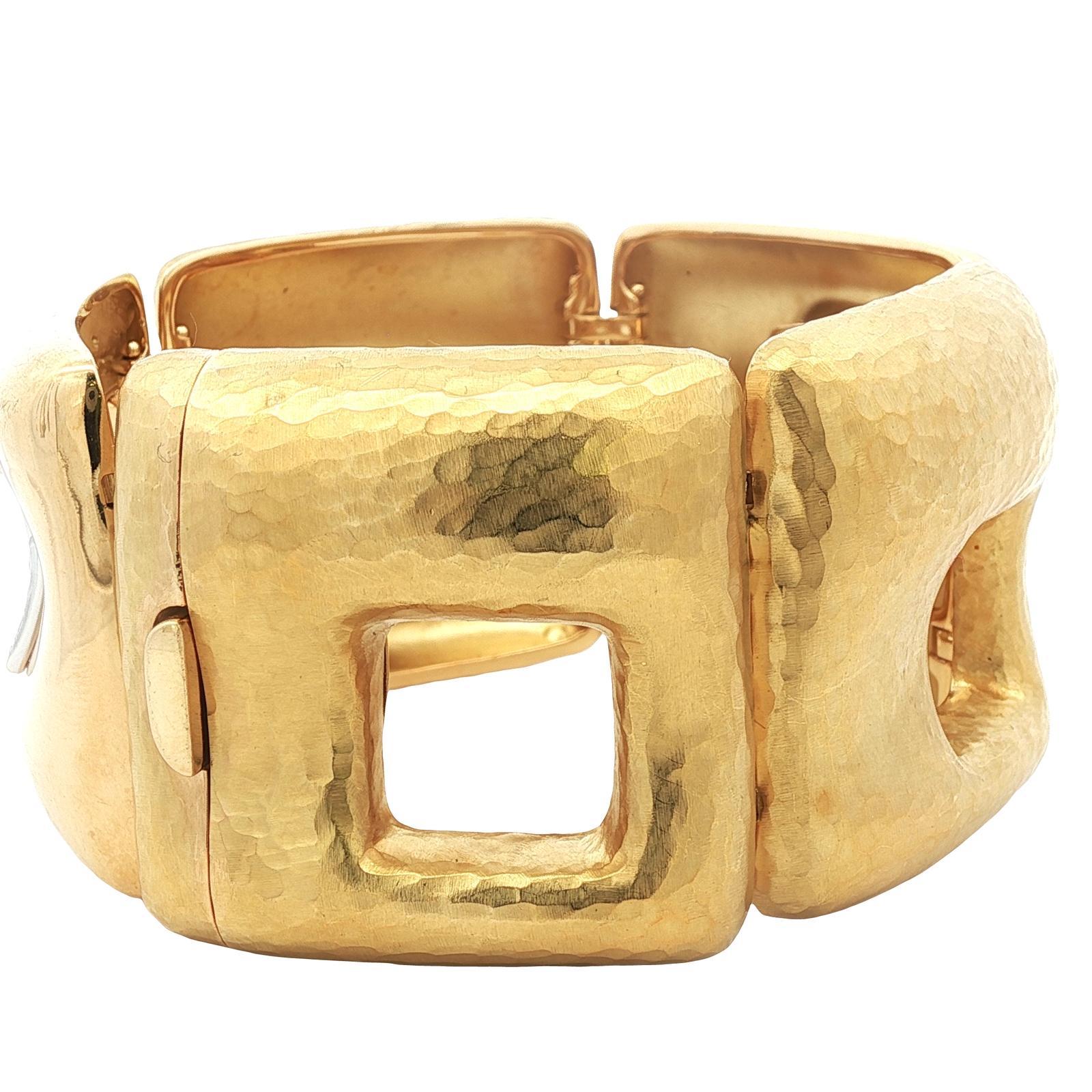 Bracelet à larges maillons en or jaune 18 carats, martelé et poli, avec diamants italiens en vente 4