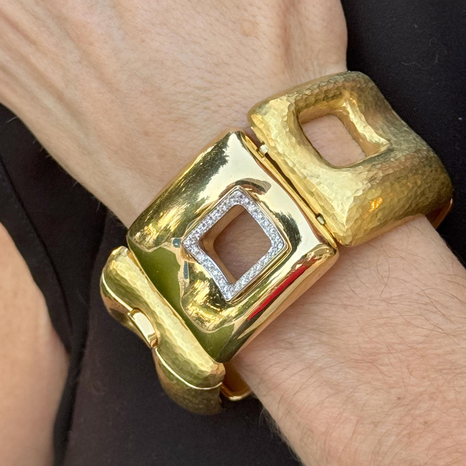 Ce remarquable bracelet en or jaune 18 carats martelé et poli présente un maillage audacieux accentué par des découpes carrées ouvertes encadrées de 56 diamants ronds de taille brillant totalisant environ 1,12 carats, de couleur G-H et de pureté