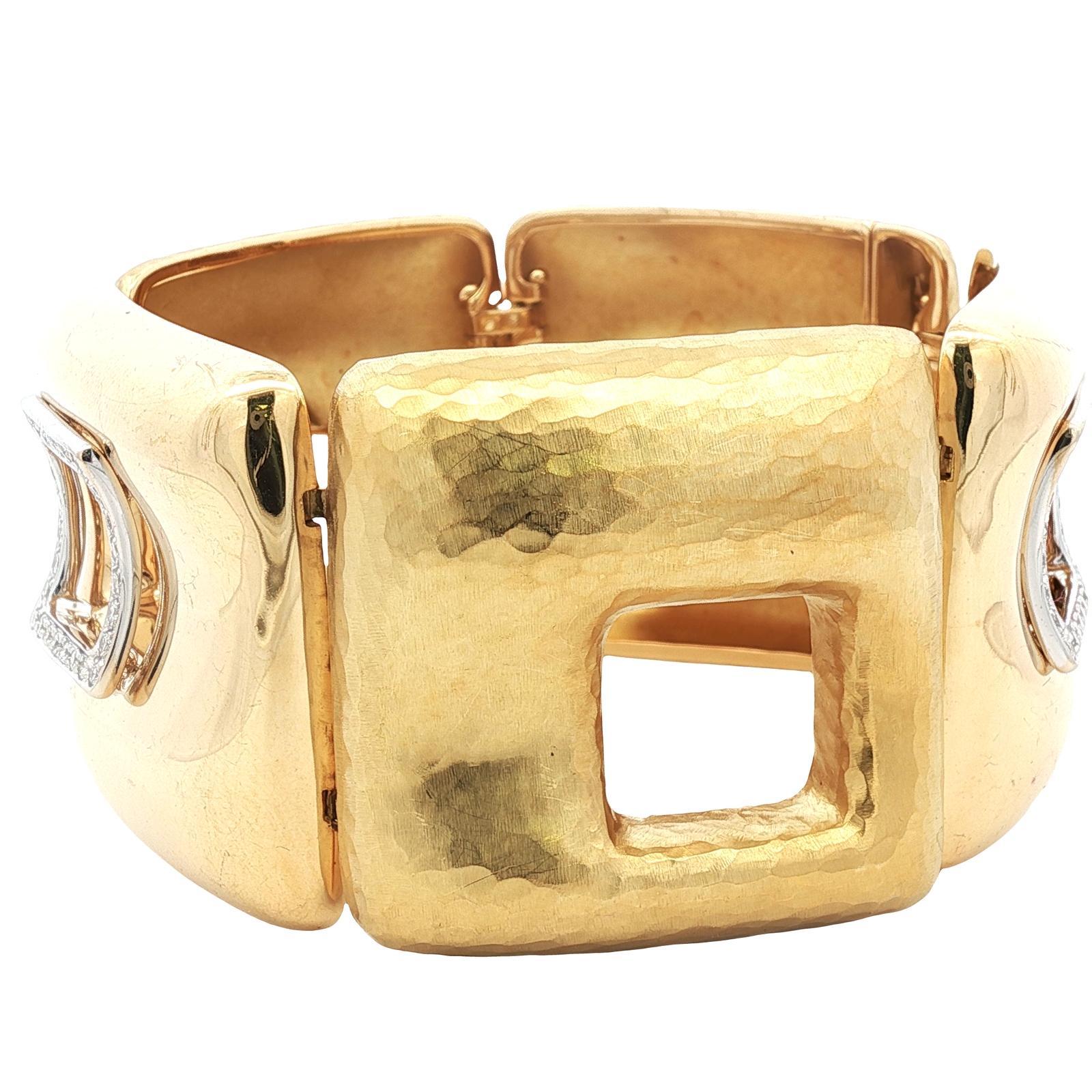 Contemporain Bracelet à larges maillons en or jaune 18 carats, martelé et poli, avec diamants italiens en vente