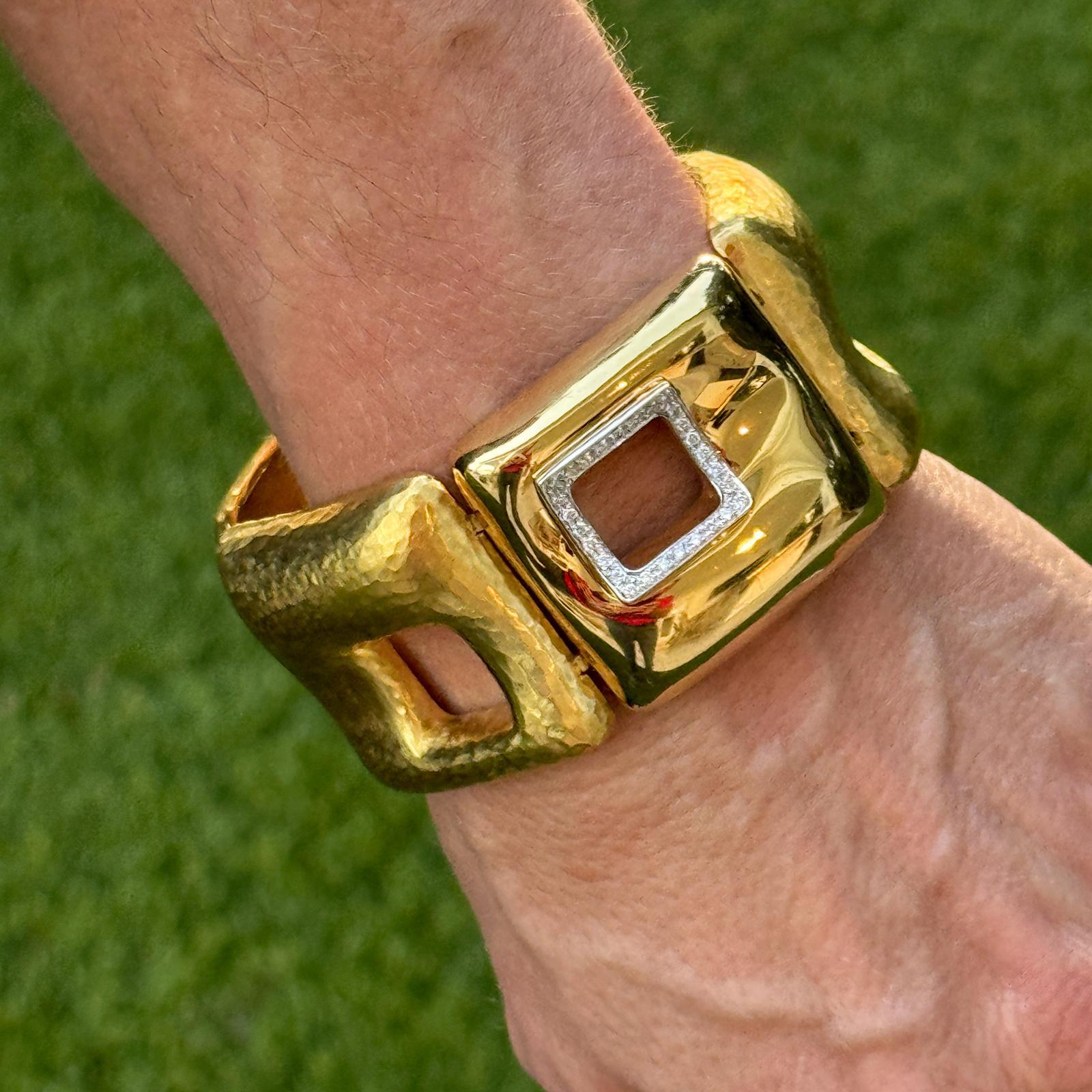 Taille ronde Bracelet à larges maillons en or jaune 18 carats, martelé et poli, avec diamants italiens en vente