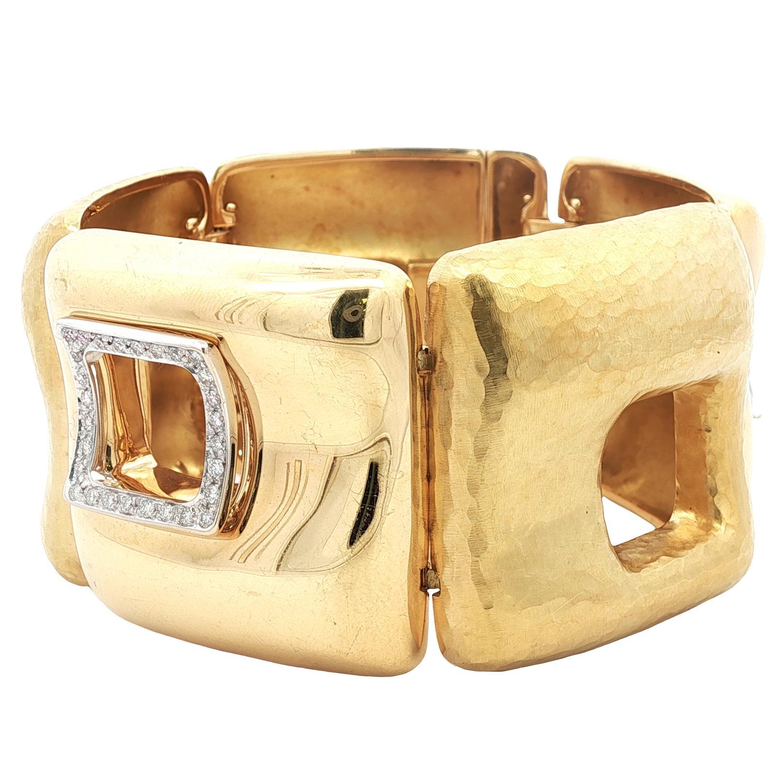 Bracelet à larges maillons en or jaune 18 carats, martelé et poli, avec diamants italiens Excellent état - En vente à Boca Raton, FL