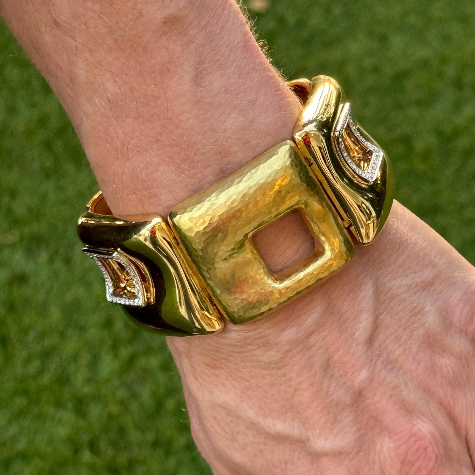 Bracelet à larges maillons en or jaune 18 carats, martelé et poli, avec diamants italiens Pour femmes en vente