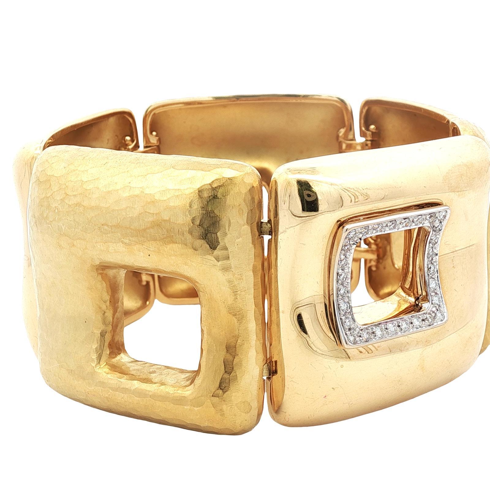 Bracelet à larges maillons en or jaune 18 carats, martelé et poli, avec diamants italiens en vente 1