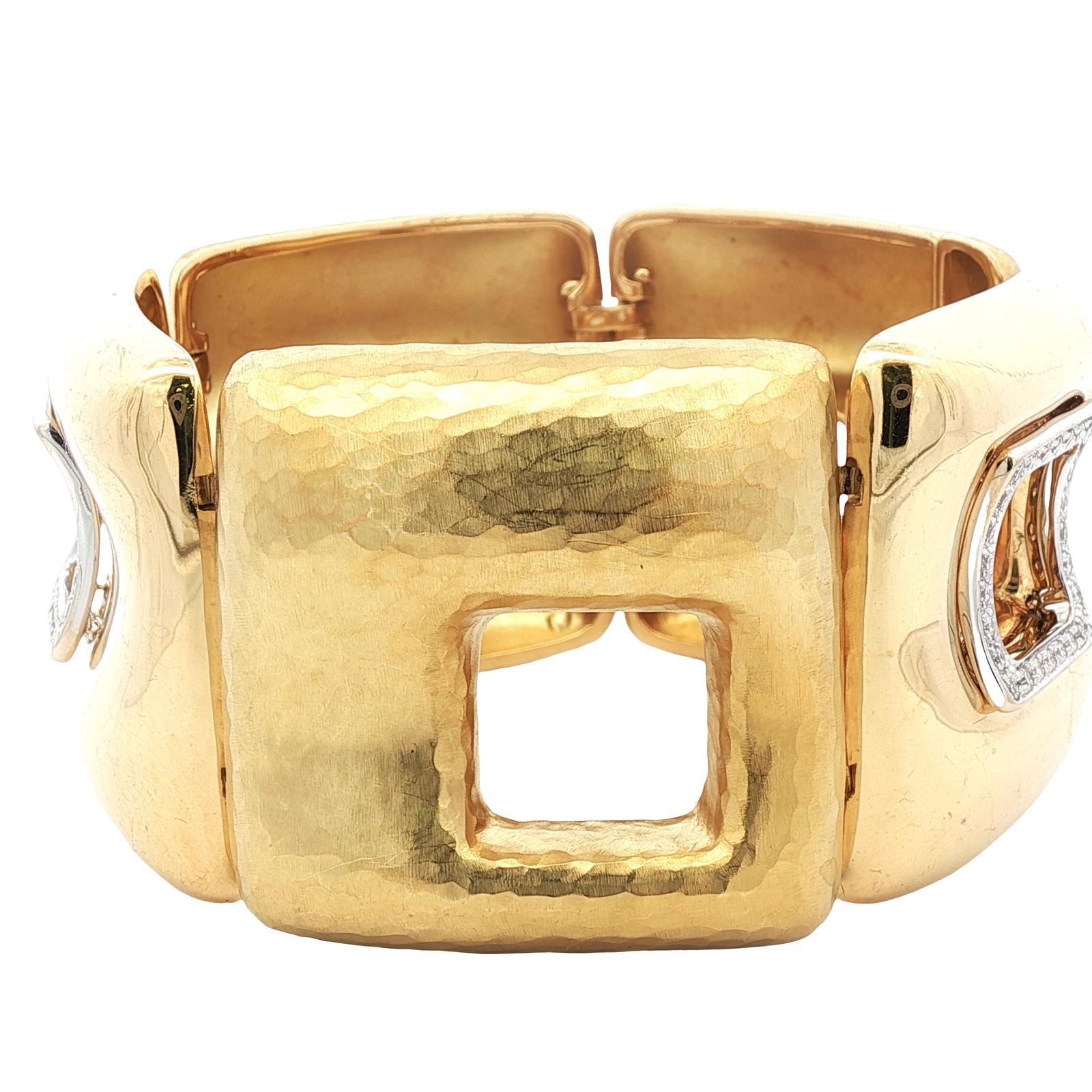 Bracelet à larges maillons en or jaune 18 carats, martelé et poli, avec diamants italiens en vente 2