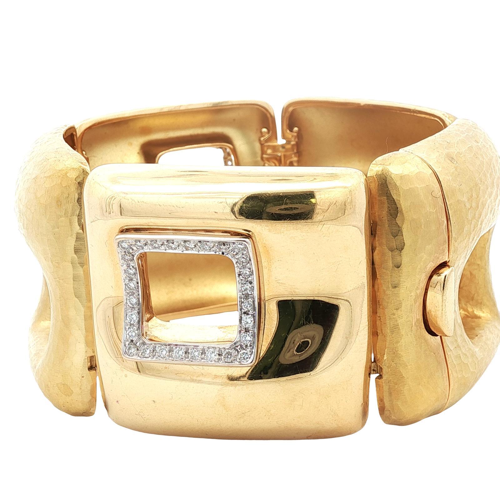 Bracelet à larges maillons en or jaune 18 carats, martelé et poli, avec diamants italiens en vente 3