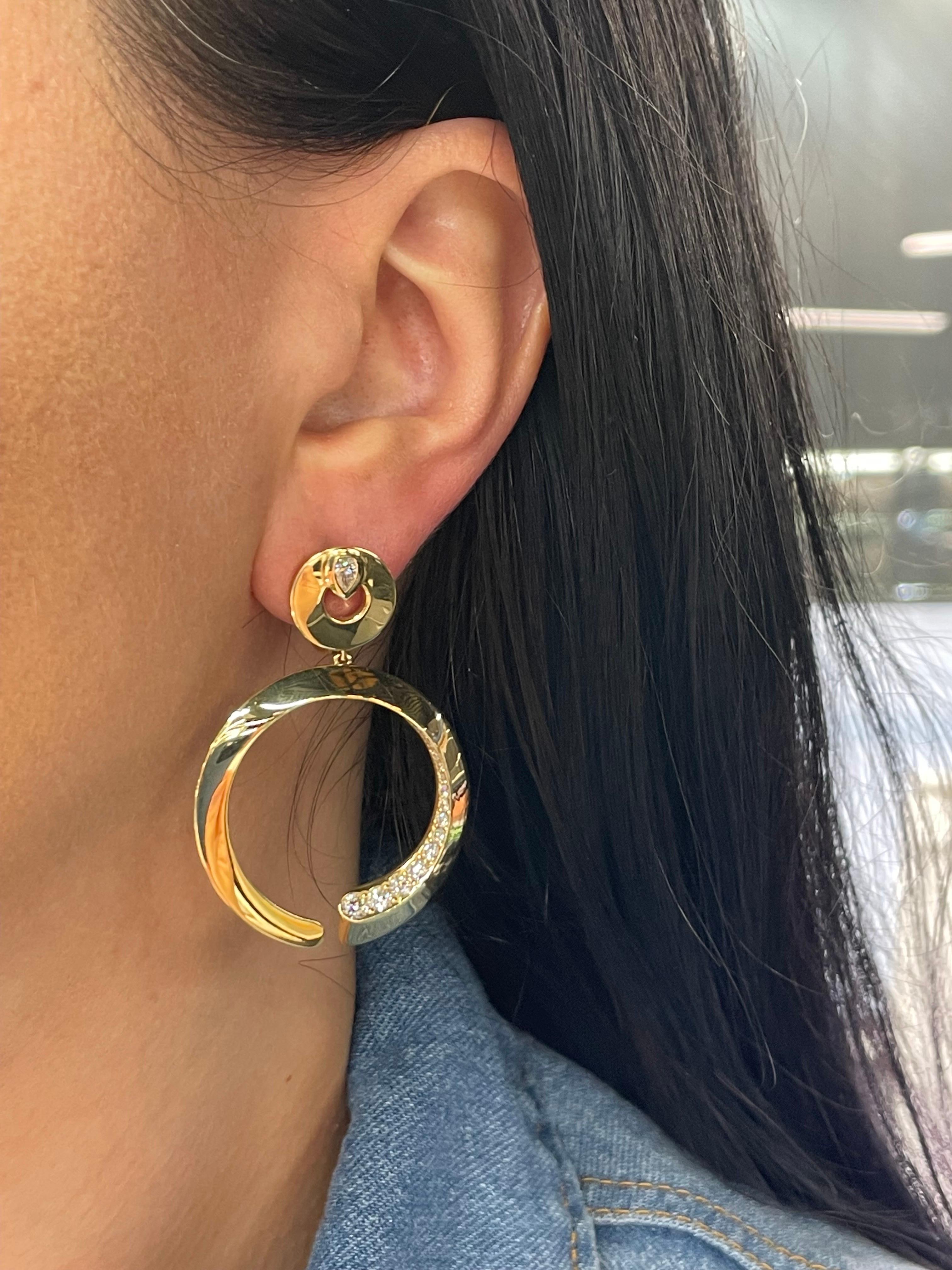 Italian Diamond Hoop Link Drop Earrings 1.20 Carats 18 Karat Yellow Gold F VS For Sale 1
