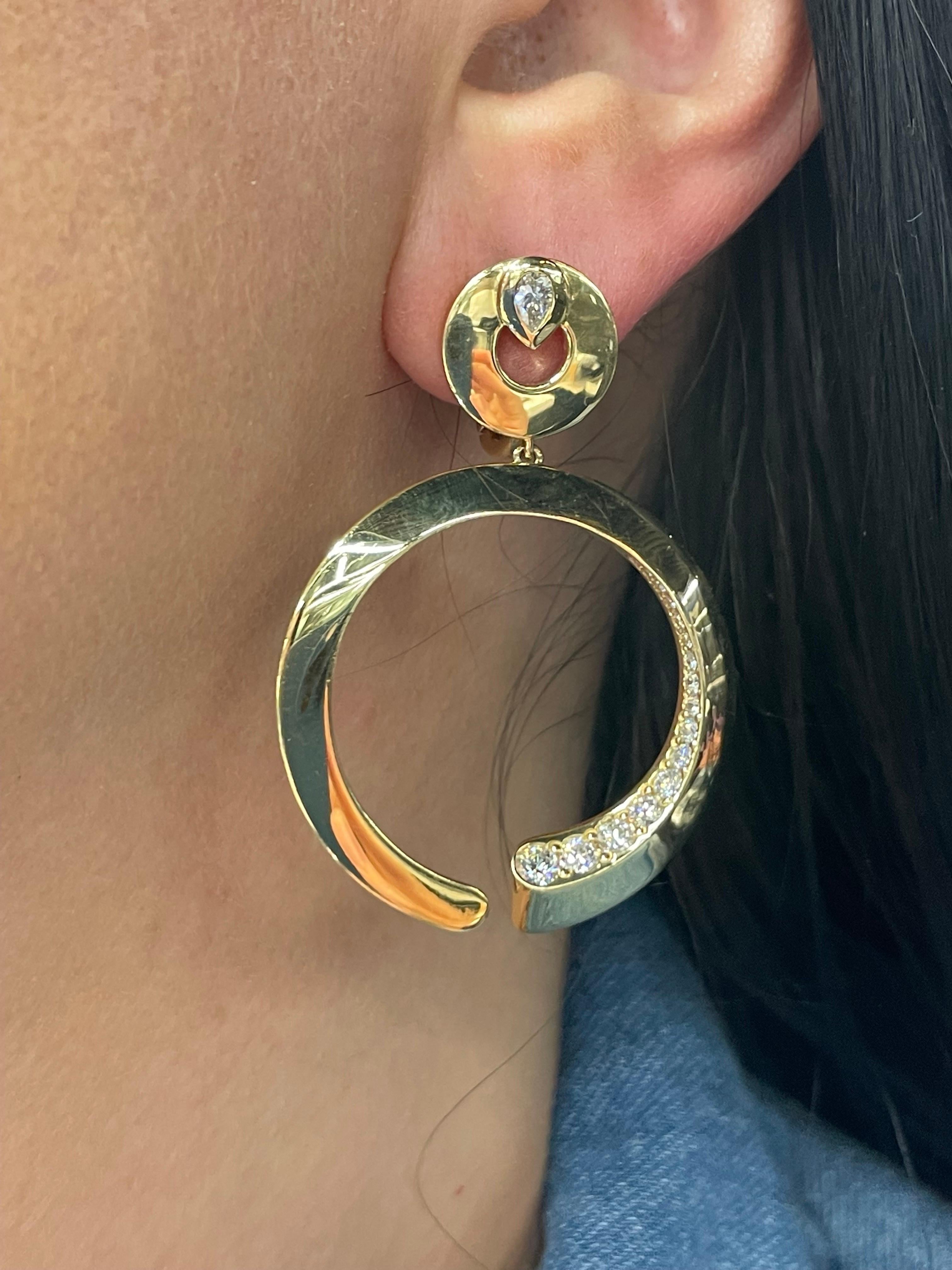 Contemporary Italian Diamond Hoop Link Drop Earrings 1.20 Carats 18 Karat Yellow Gold F VS For Sale