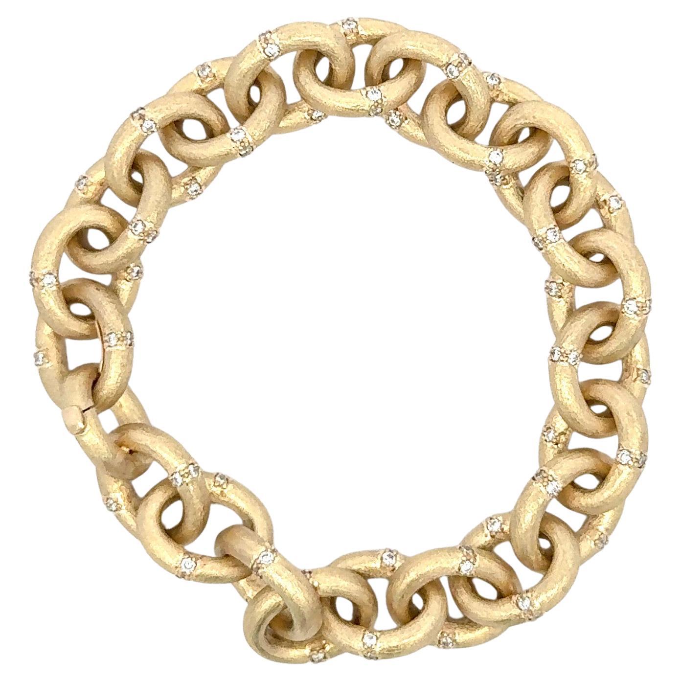 Fabriqué en Italie, ce bracelet en or jaune 14 carats présente sur chaque maillon 6 brillants ronds d'un poids approximatif de 1,32 carat dans une finition mate. 
28,7 grammes