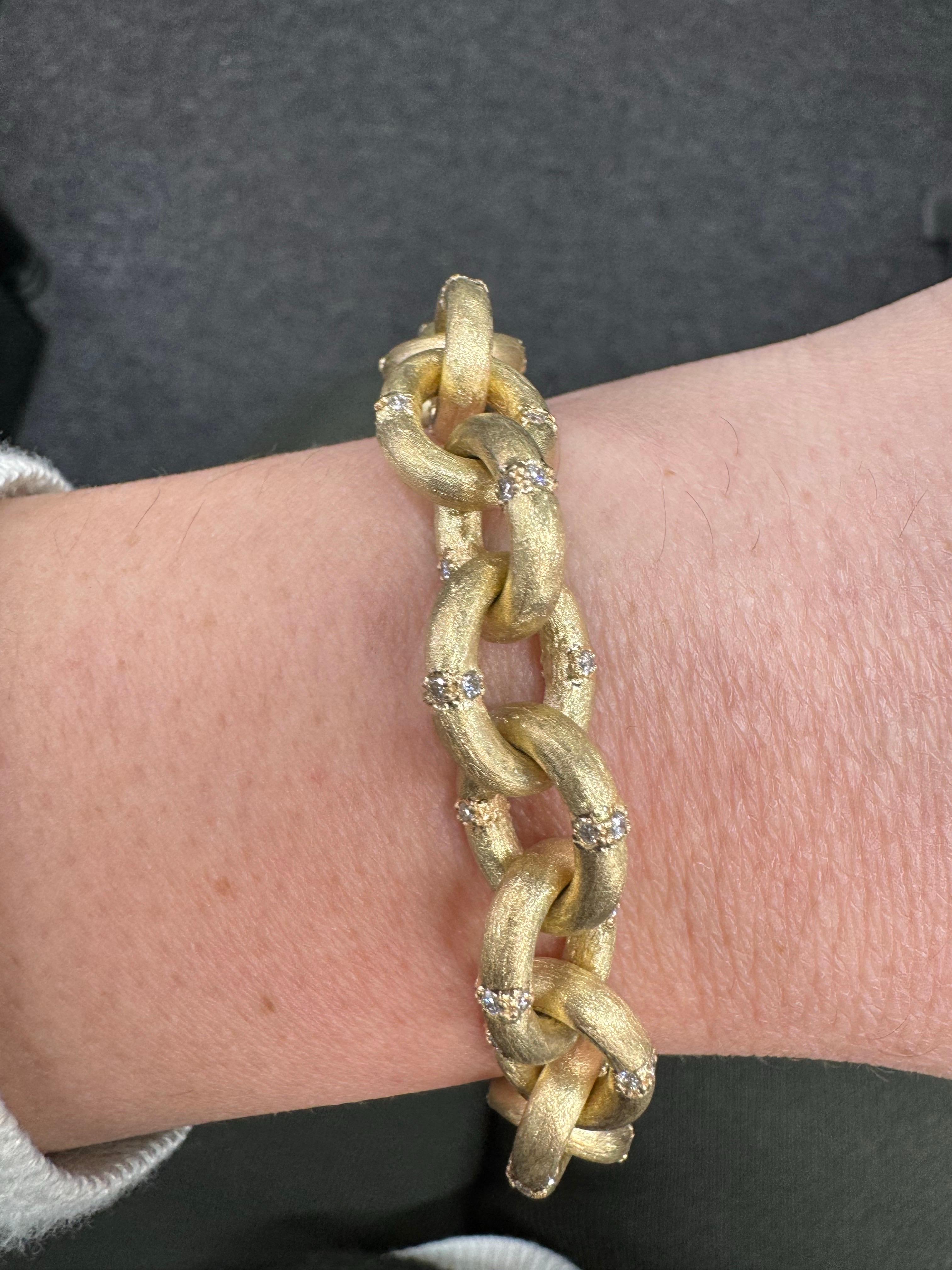 Taille ronde Bracelet italien à maillons en or jaune 14 carats avec diamants ovales de finition mate 1,32 carat en vente