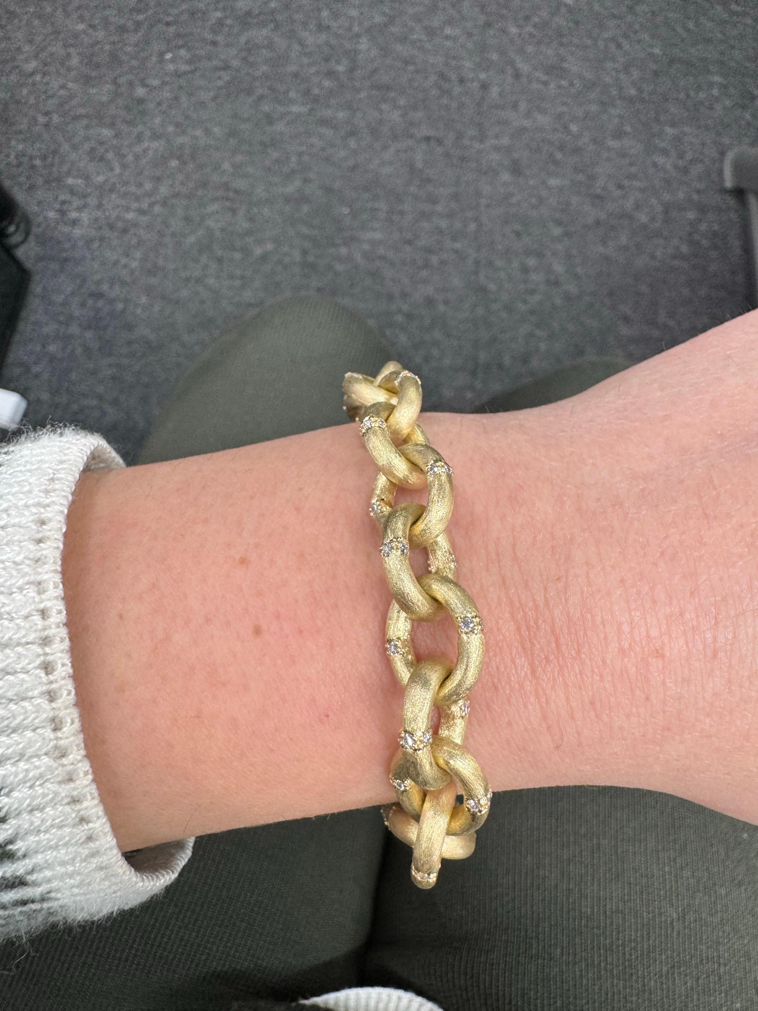 Bracelet italien à maillons en or jaune 14 carats avec diamants ovales de finition mate 1,32 carat Pour femmes en vente