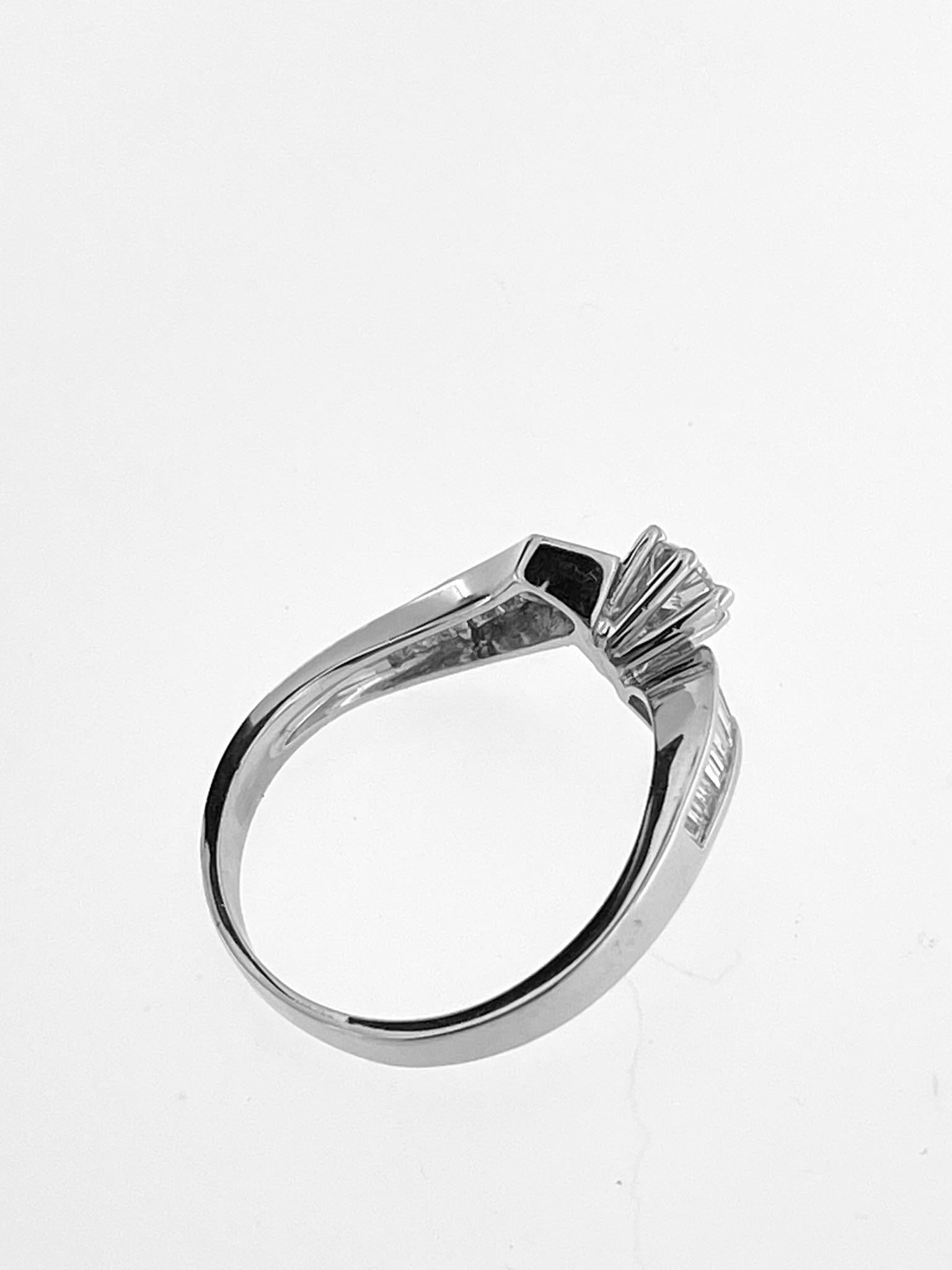 Modern Italian Diamond Ring 18 karat White Gold For Sale