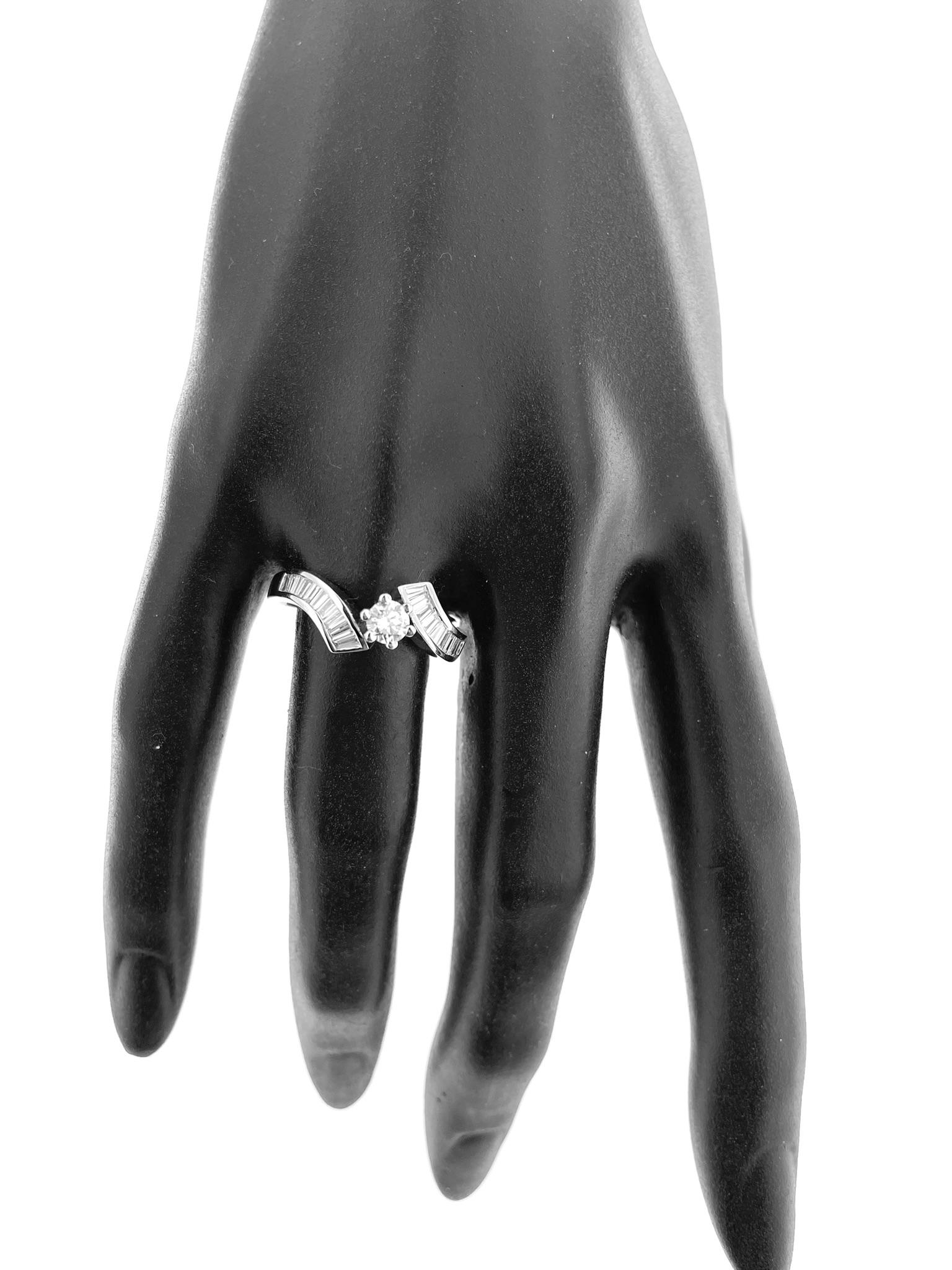Women's Italian Diamond Ring 18 karat White Gold For Sale