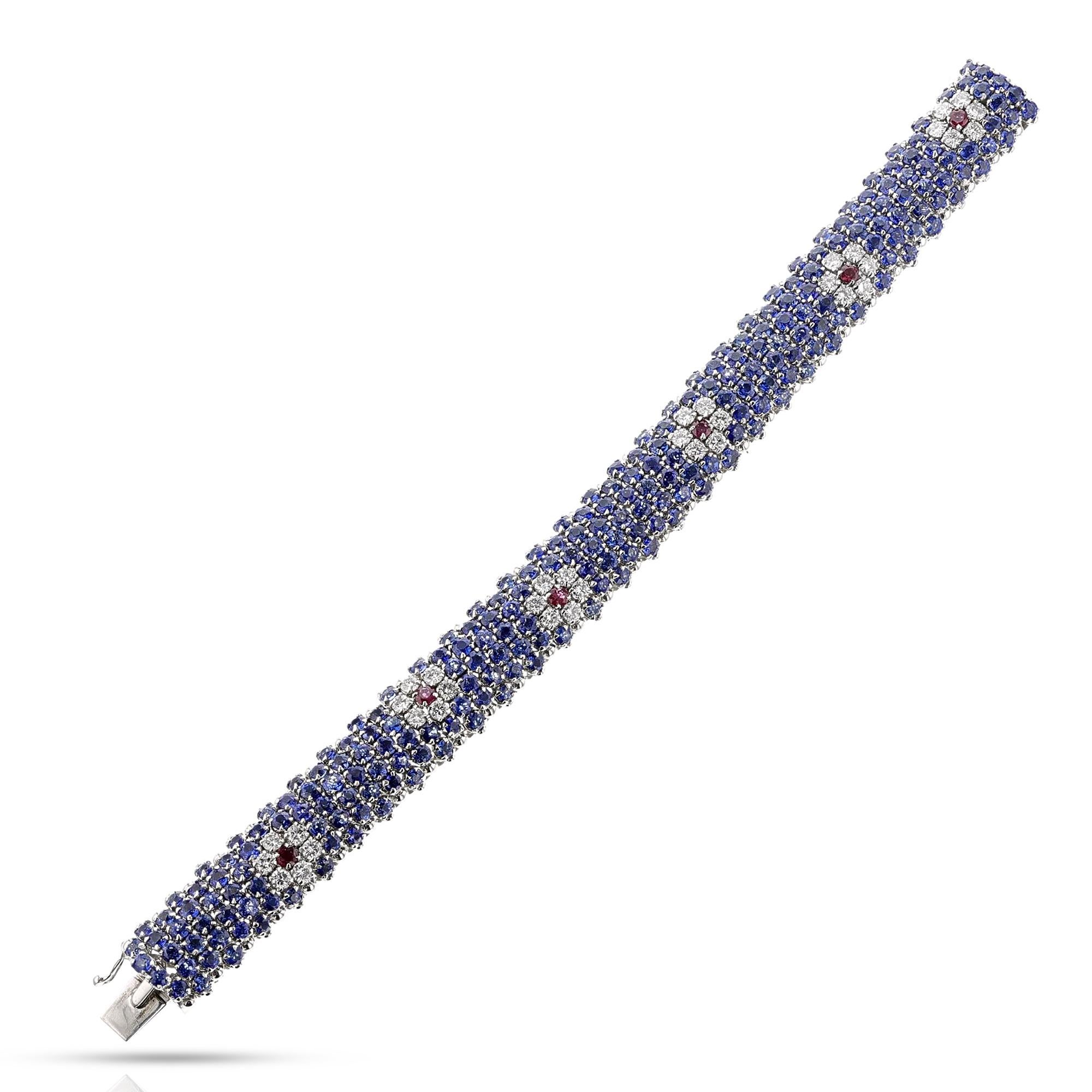 Bracelet italien bombé en diamants, rubis et saphirs, 18 carats Excellent état - En vente à New York, NY
